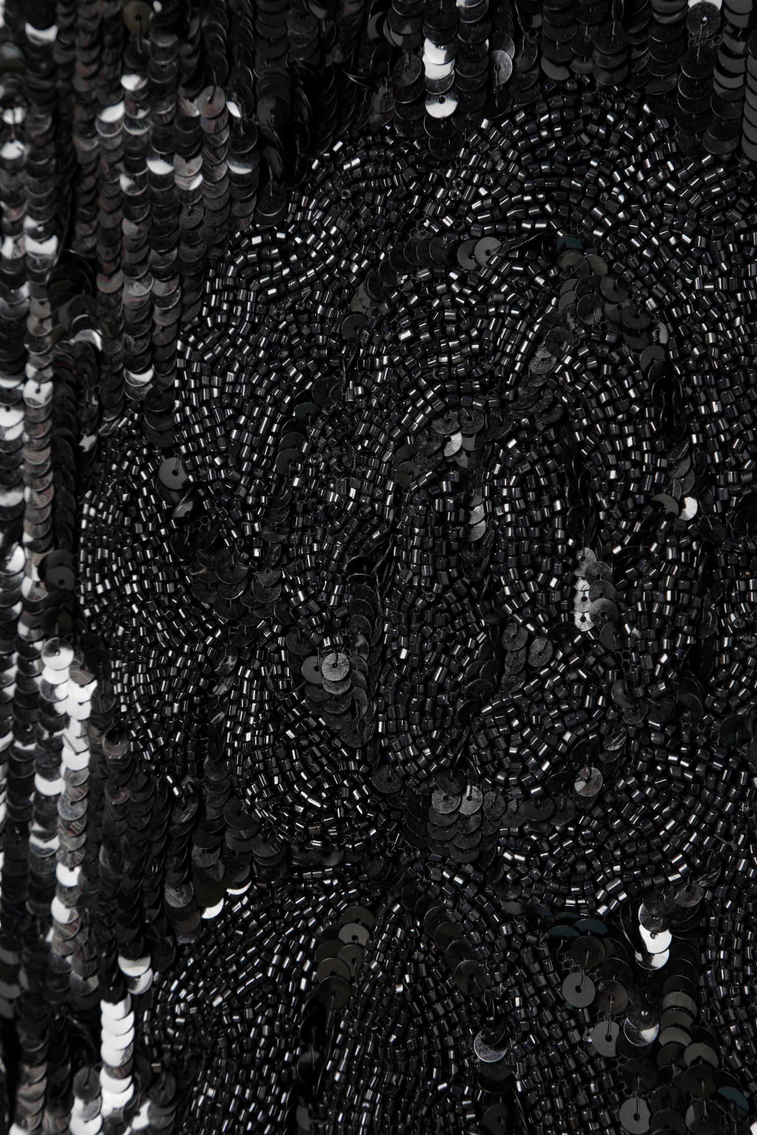 Manteau Opra noir à paillettes et perles avec doublure et nœud en soie brute  en vente 4