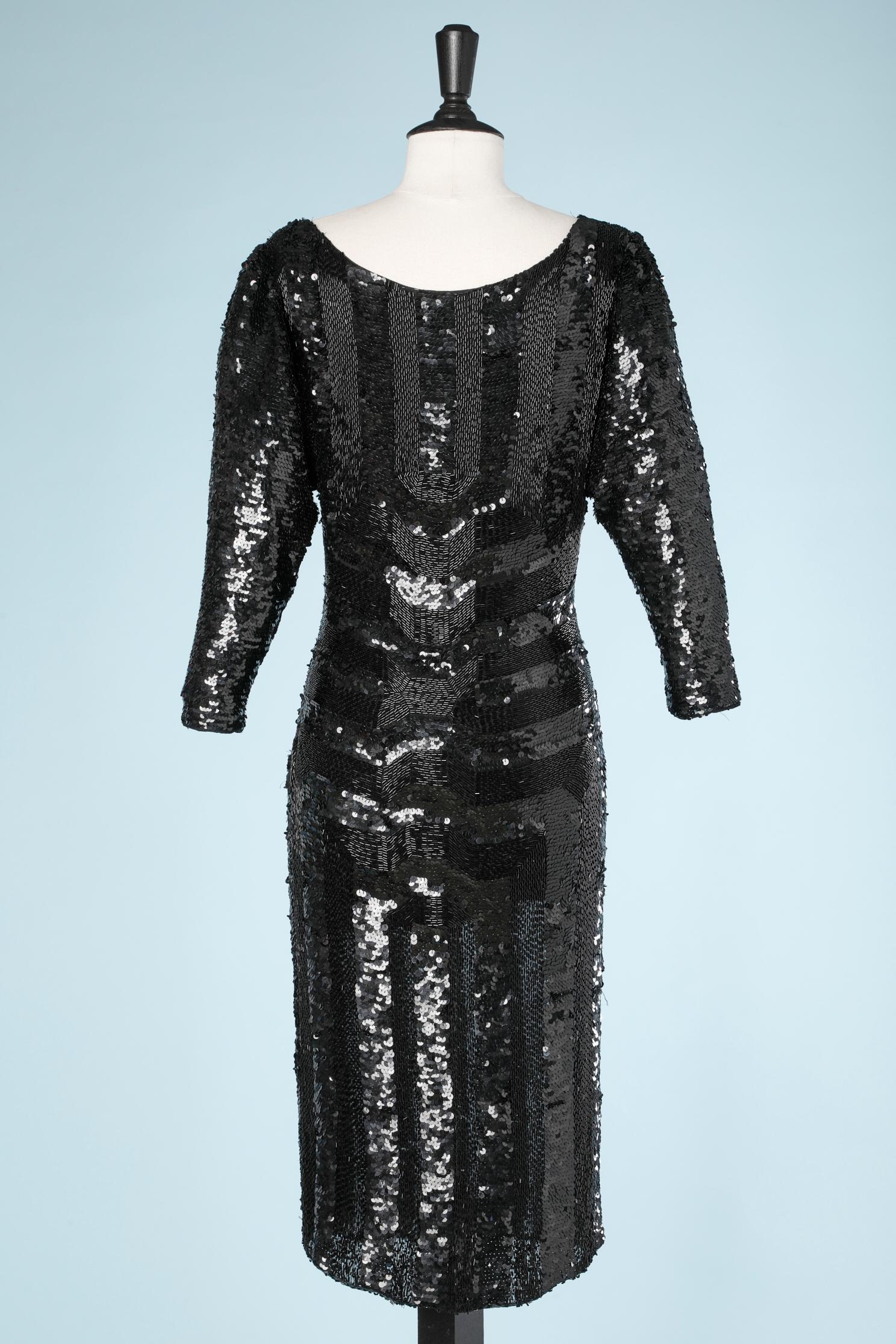 Schwarzes Cocktailkleid mit Pailletten und Perlenstickerei CIRCA 1980er Jahre im Angebot 1
