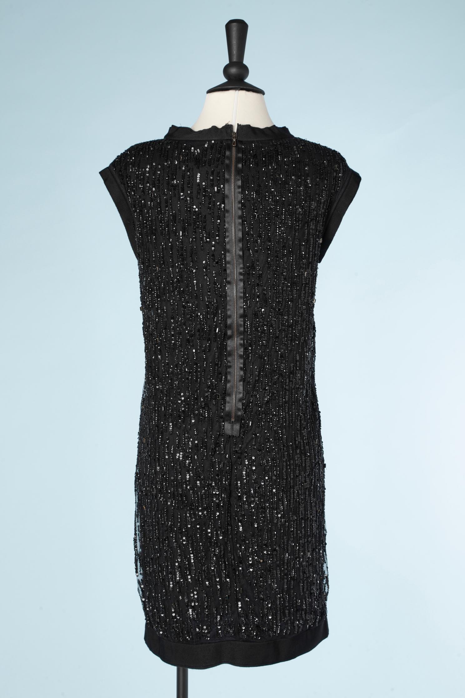 Schwarzes Paillettenkleid auf einem Sockel aus Tüll und Strassbroschen Lanvin by Alber Elbaz im Angebot 3