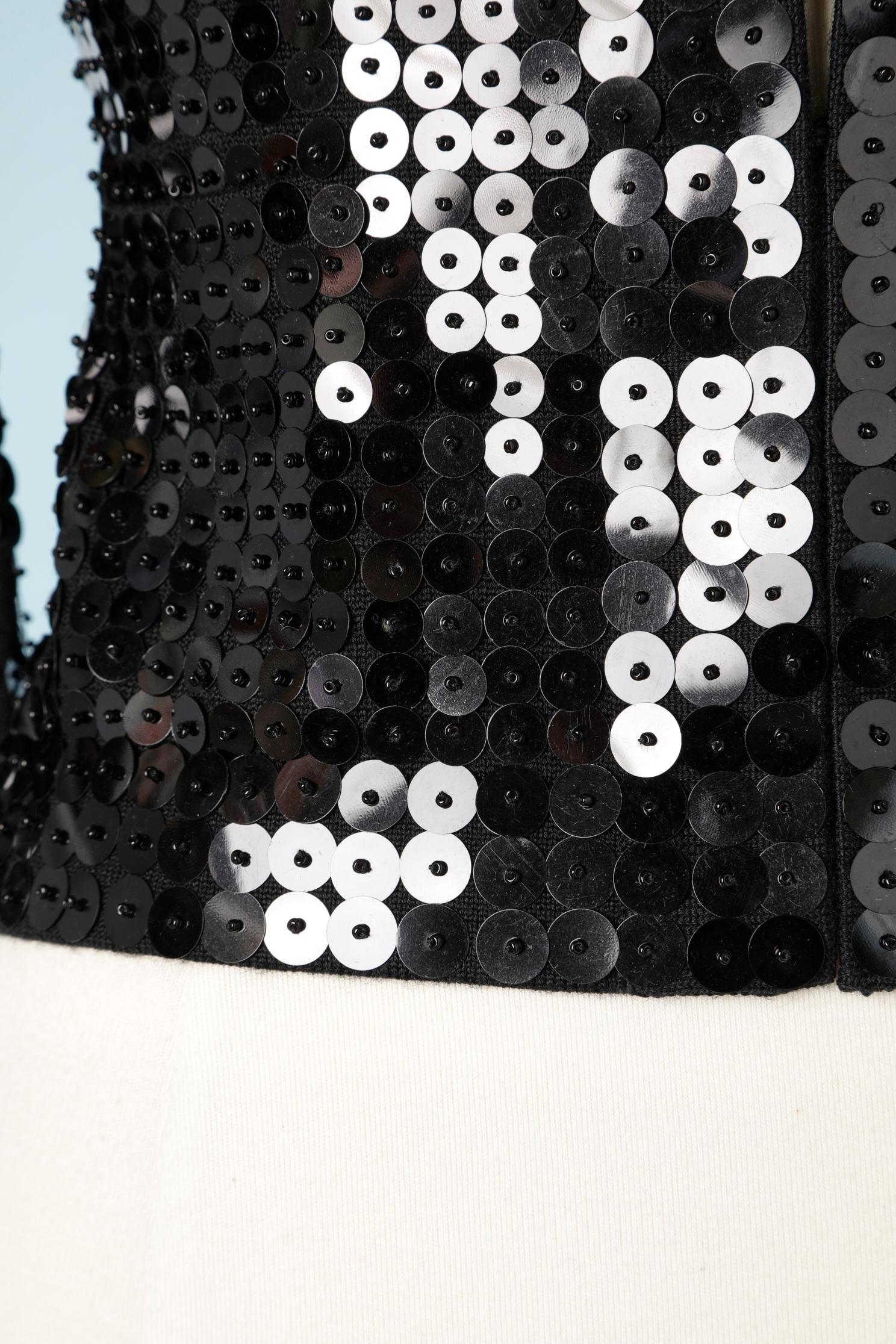 Cardigan nero in paillettes con chiusura a gancetto sul centro della fronte. Grana grossa all'interno della parte anteriore centrale. Tasca su entrambi i lati.
TAGLIA XS 