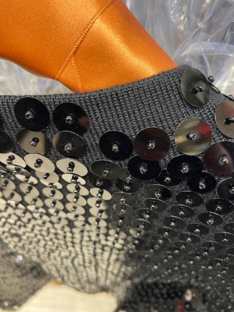 Cardigan nero con paillettes da un bordo all'altro Karen Millen in vendita 2