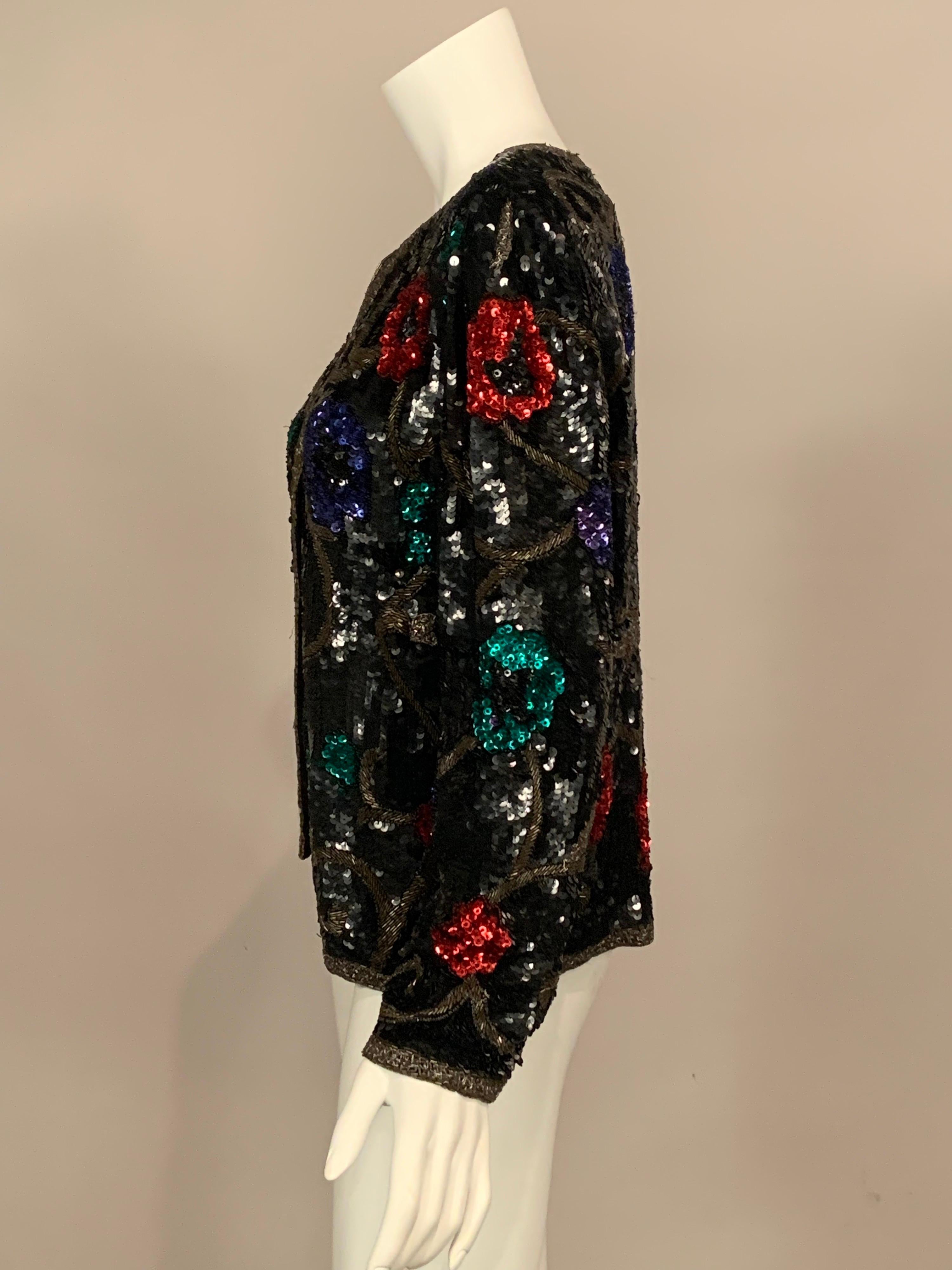 Chaqueta de lentejuelas negras con adornos de flores de colores y enredaderas en Excelente Estado en New Hope, PA