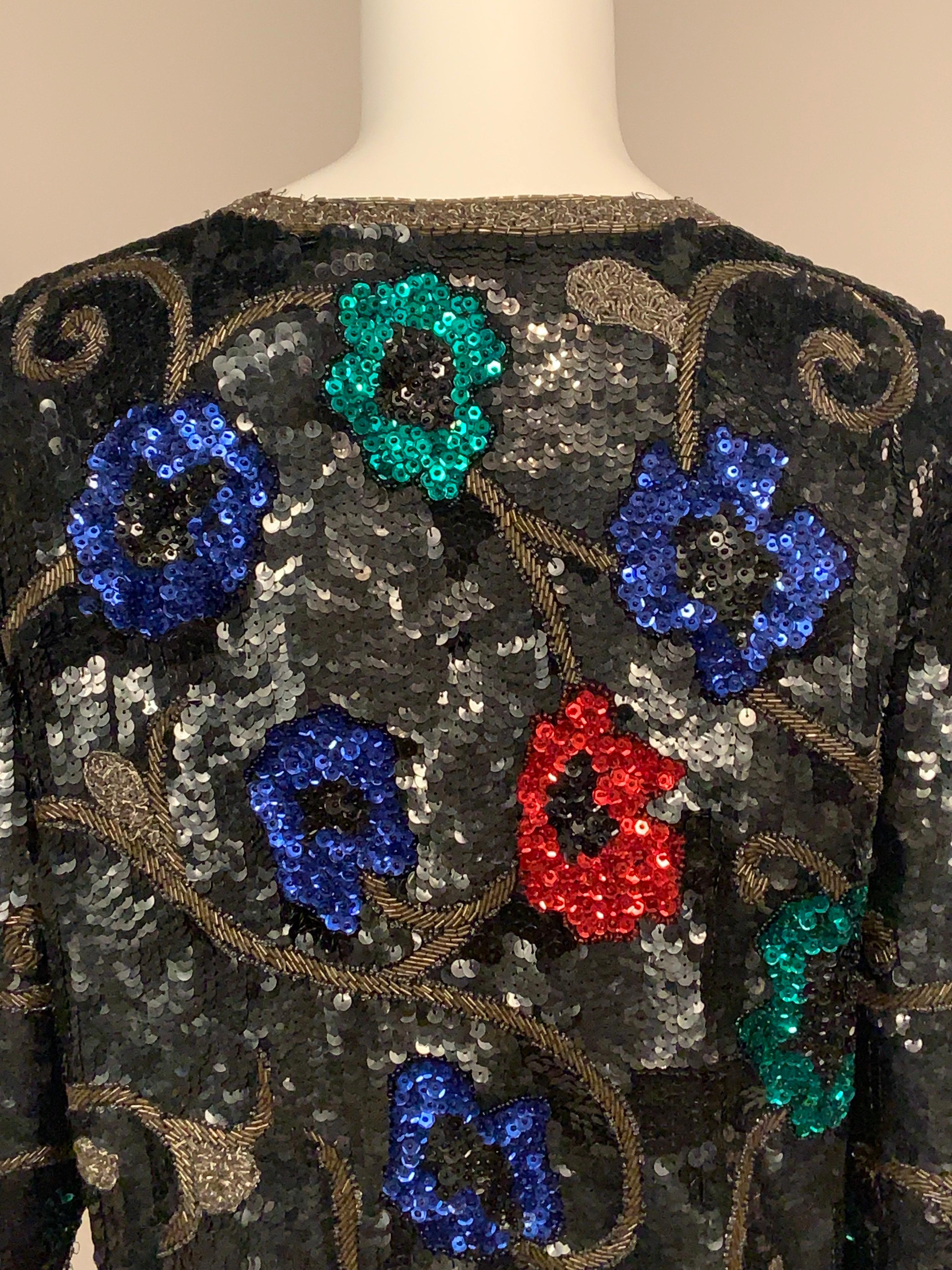 Chaqueta de lentejuelas negras con adornos de flores de colores y enredaderas 3