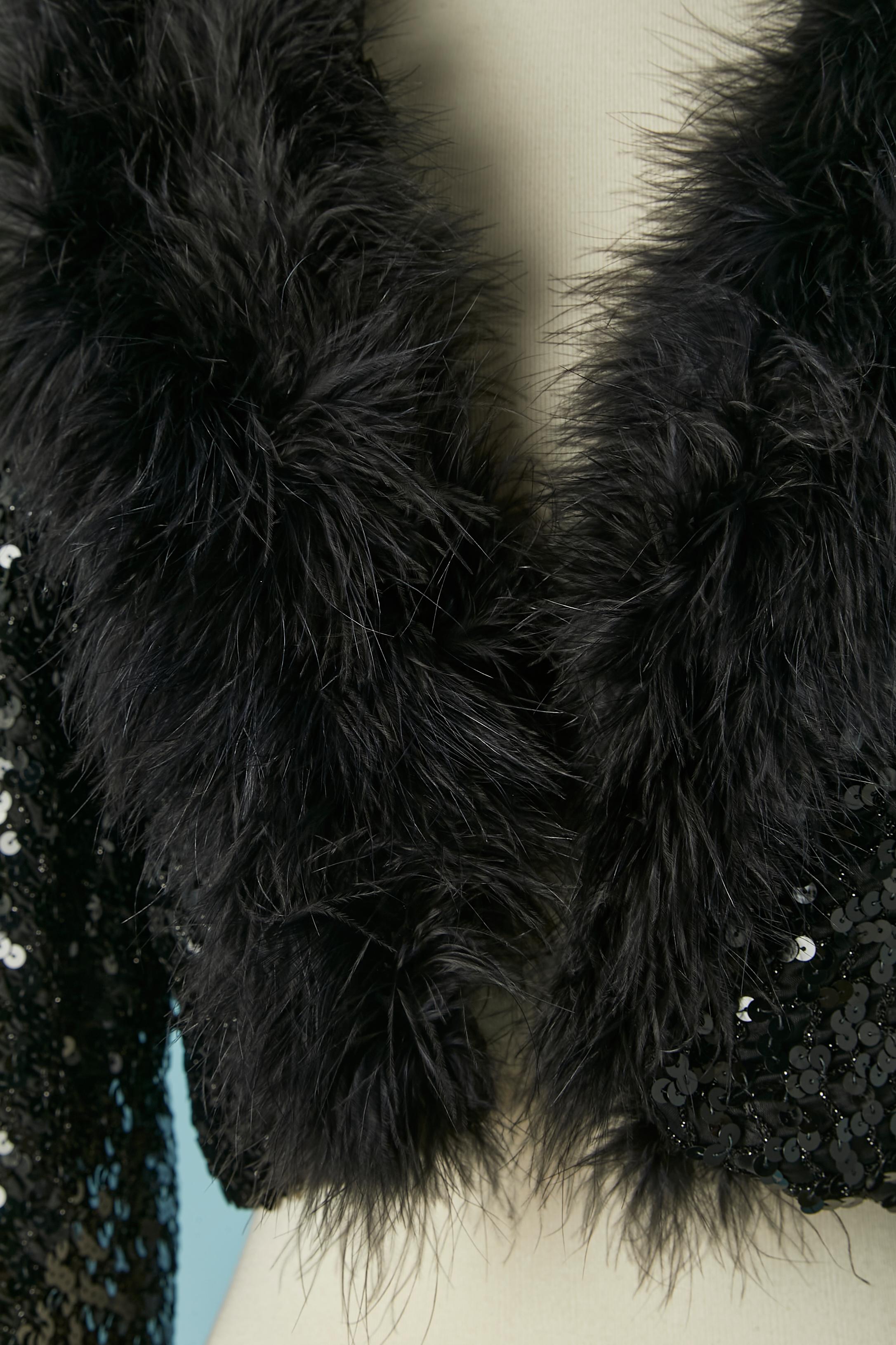 Veste en paillettes noires avec col et poignets en plumes. 
Pas d'étiquette de composition du tissu mais la doublure est probablement en rayonne. 
TAILLE M