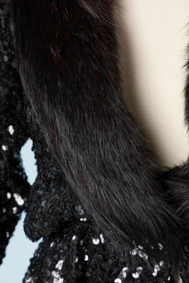 Black sequin long jacket with dark brown furs collar.
SIZE: 36 ( Fr) 6 (Us)