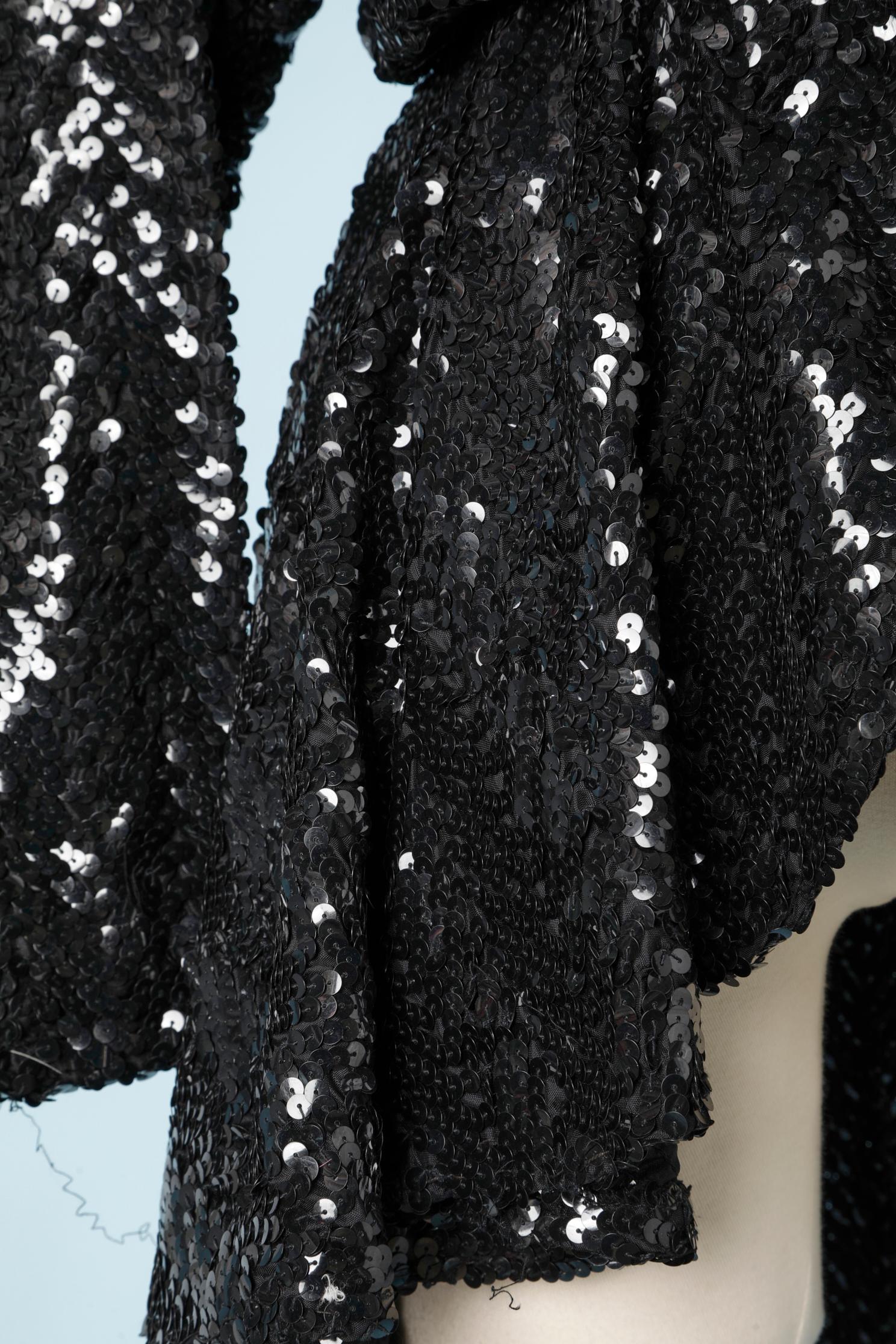 Black sequin long jacket with dark brown furs collar Circa 1970 In Good Condition For Sale In Saint-Ouen-Sur-Seine, FR