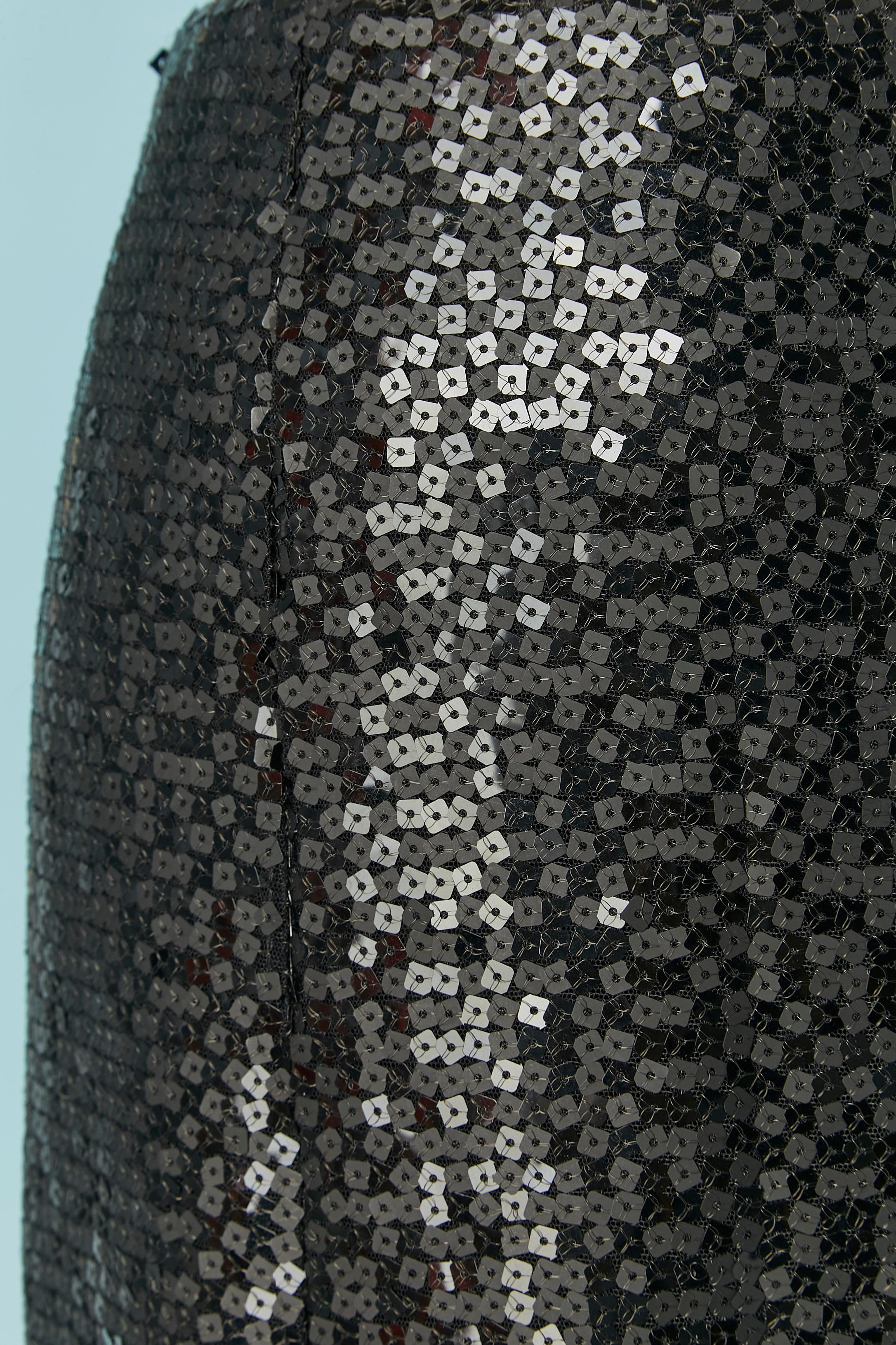 Jupe à paillettes noire . Composition du tissu principal : 50% nylon, 50% polyester. 
Fermeture à glissière et crochet au milieu du dos. 
TAILLE 38 (FR) M