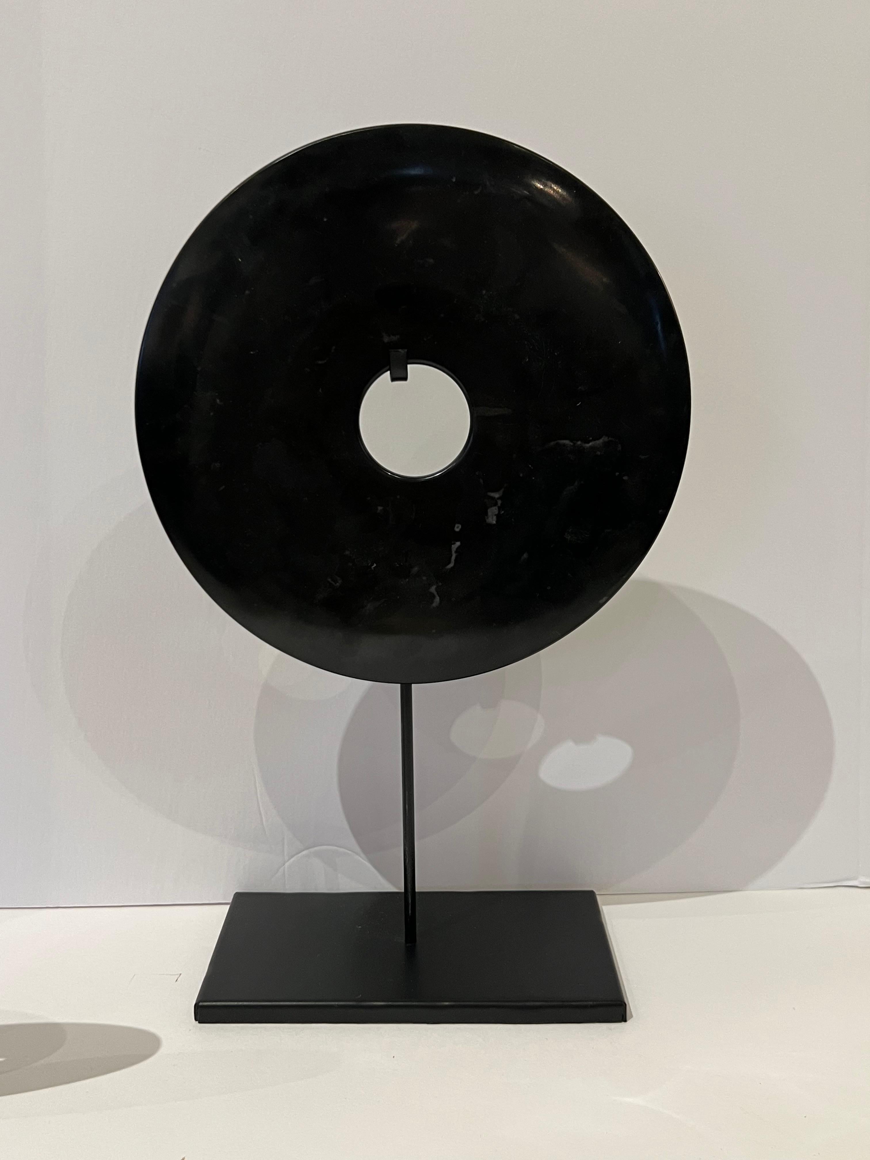 Ensemble chinois contemporain de trois disques lisses en jade noir sur socle.
Groupement de trois tailles différentes.
Également disponible en jade blanc lisse. (S6447 )
6