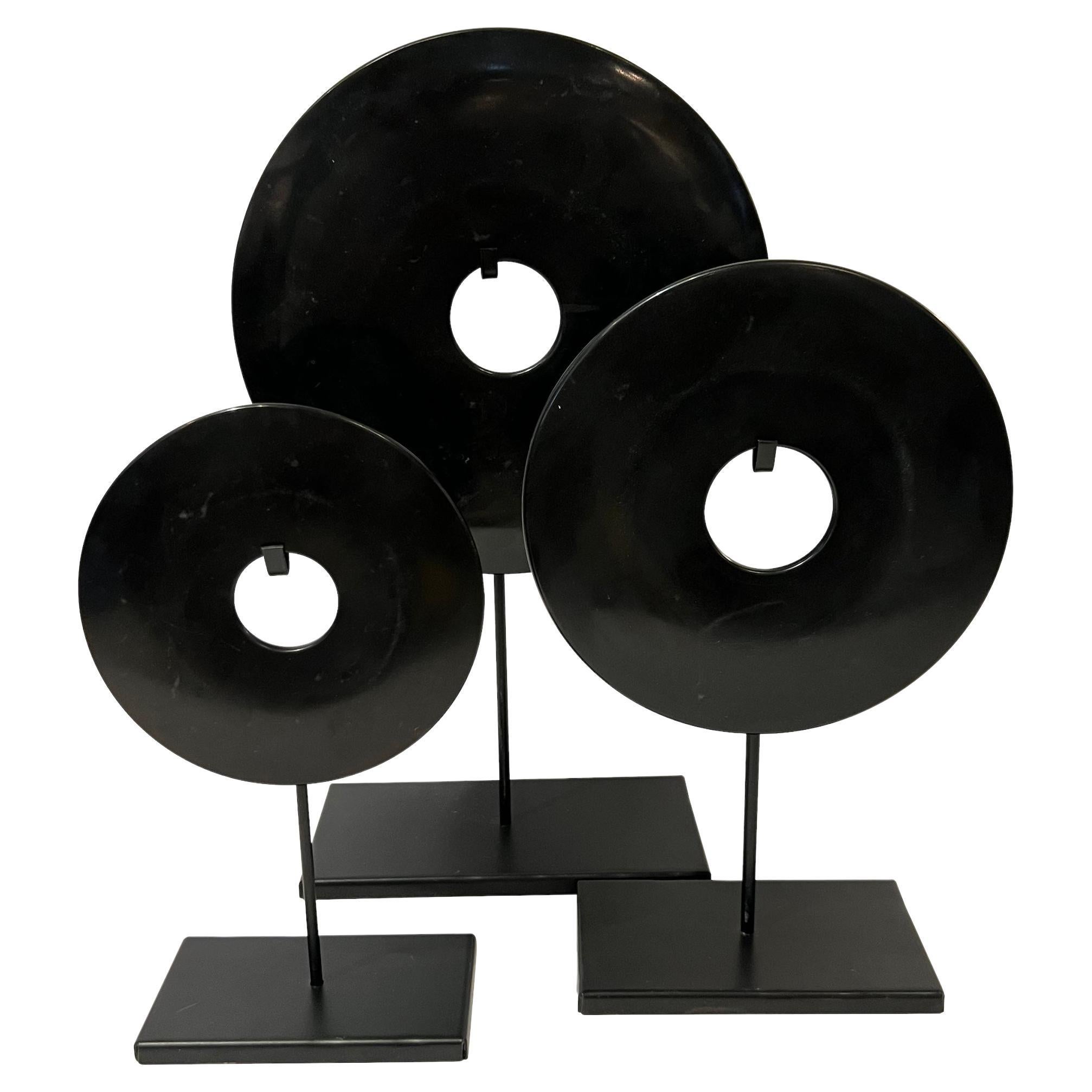 Ensemble noir de trois disques de jade, Chine, Contemporary en vente