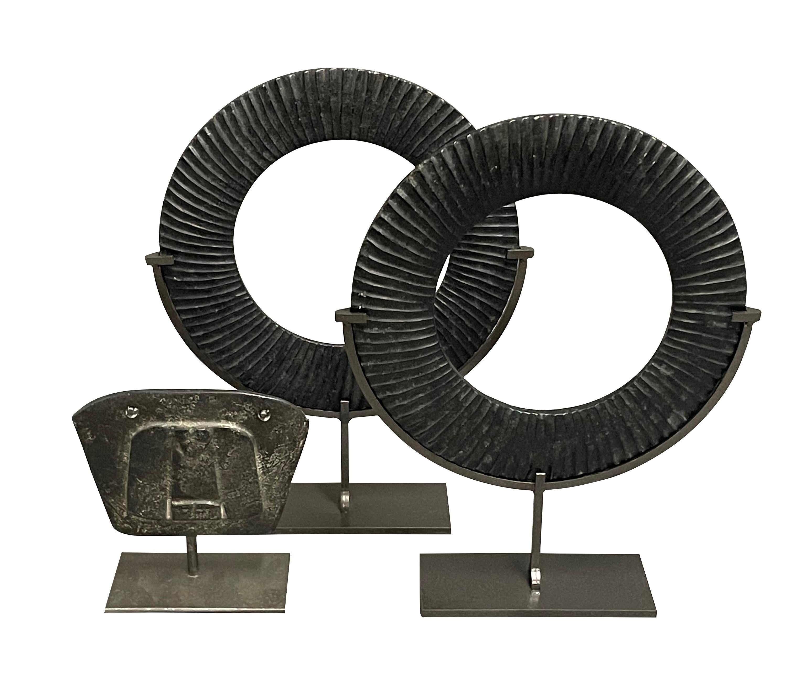 Schwarzer Satz von zwei geschnitzten gerippten schwarzen Jade-Scheiben-Skulpturen, China, Contemporary im Angebot 1