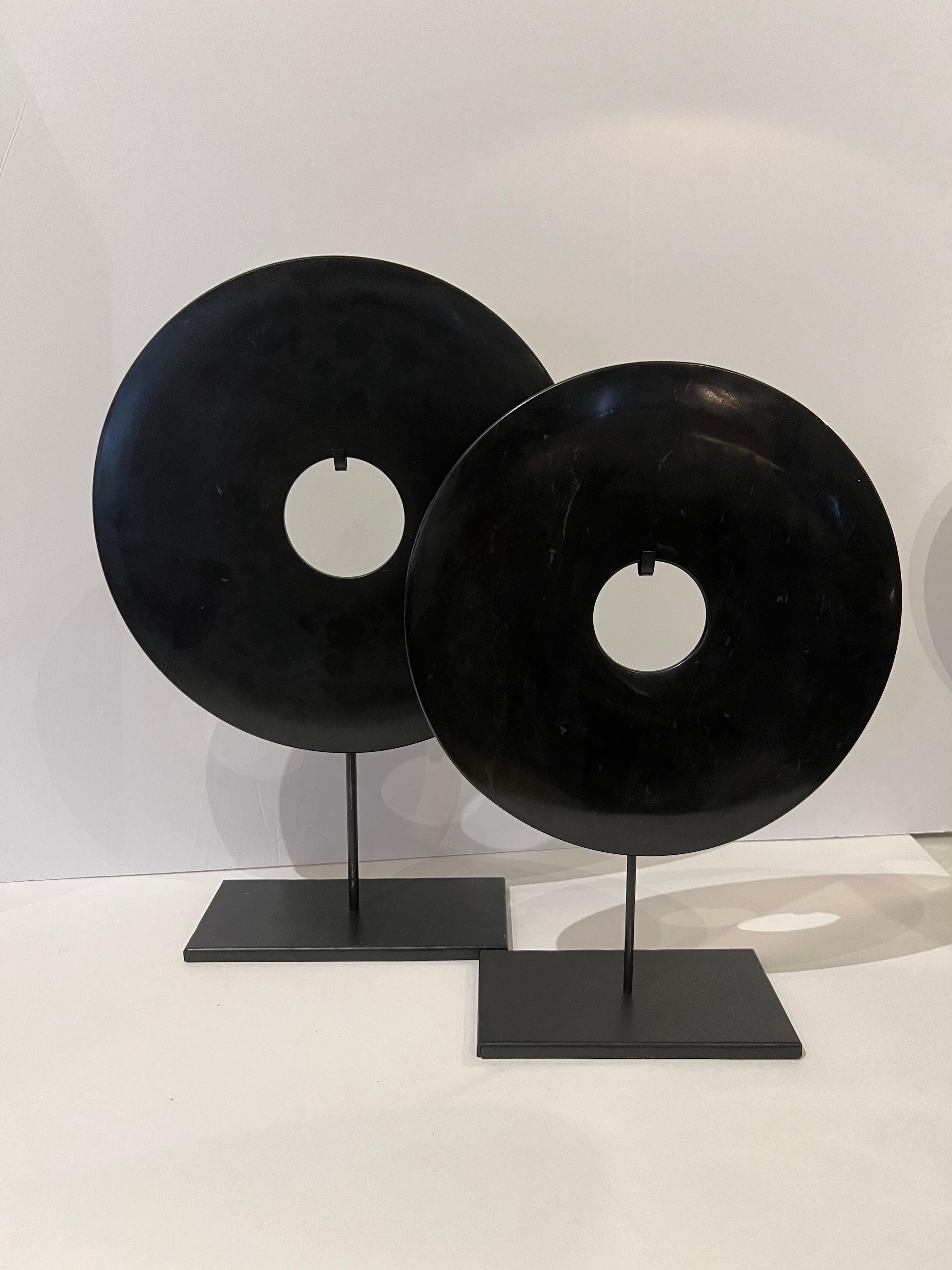 Deux disques lisses en jade noir de la Chine contemporaine.
Egalement disponible en blanc ( S6449 )
Un disque mesure 12