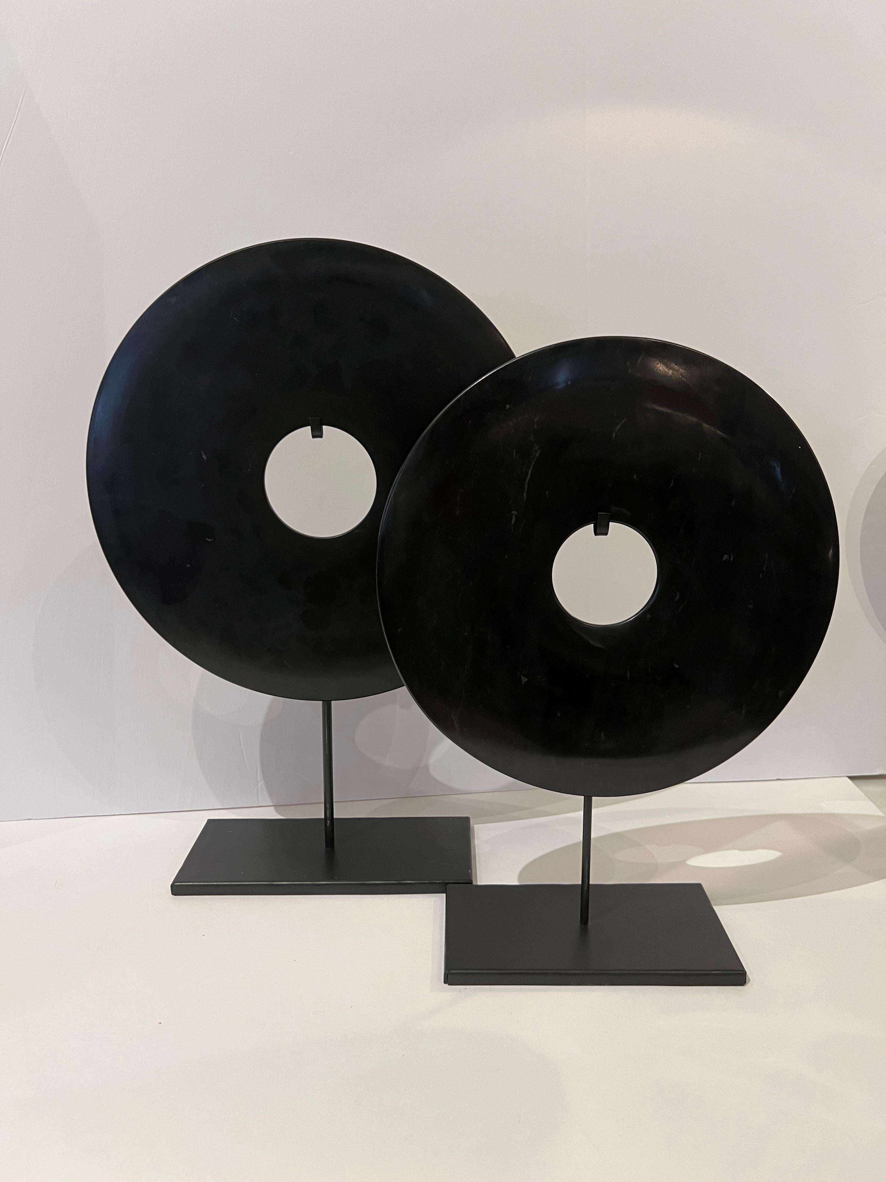 Due dischi cinesi contemporanei di giada nera liscia.
Disponibile anche in bianco ( S6449 )
Un disco misura 12