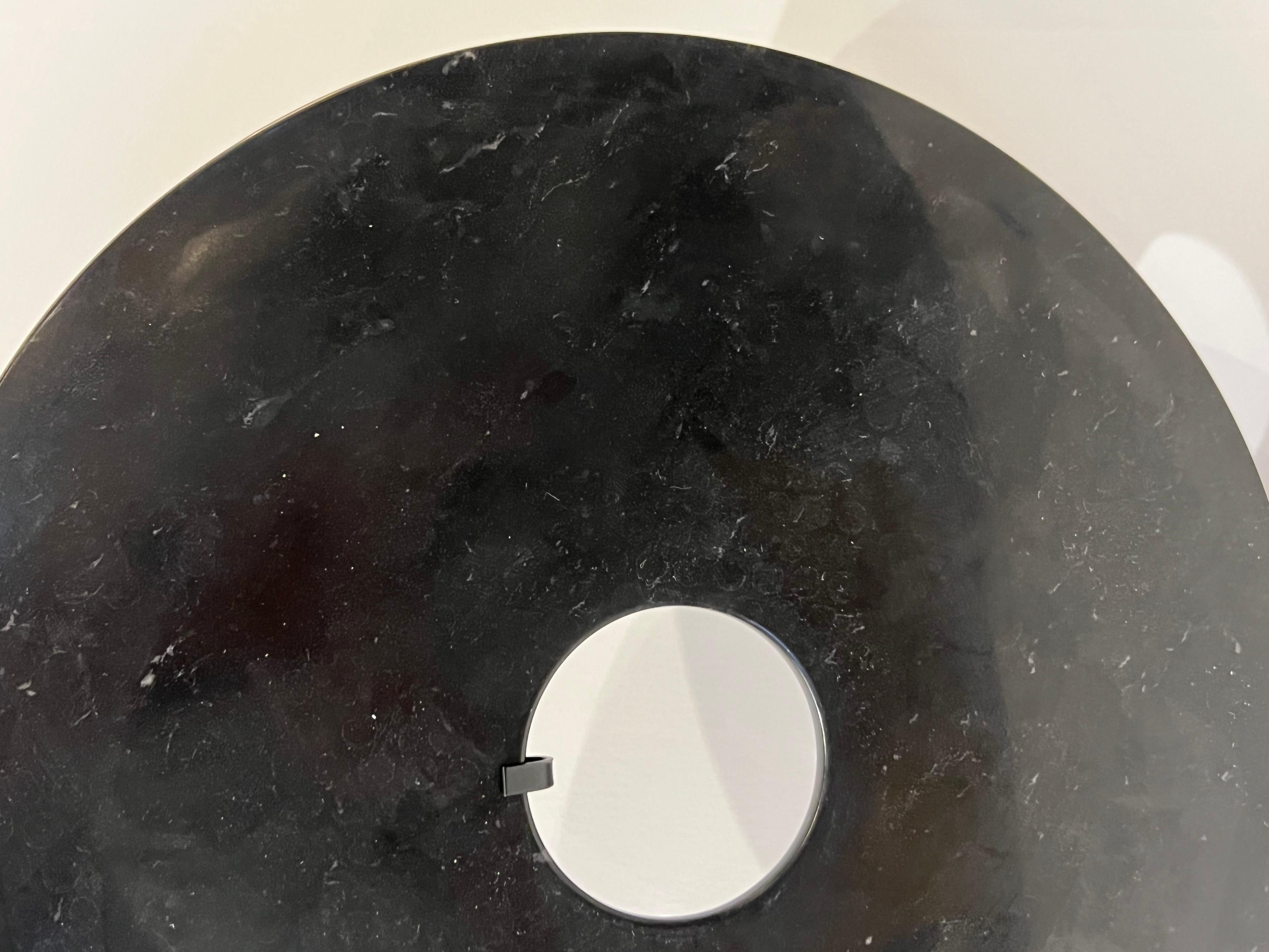 XXI secolo e contemporaneo Set nero di due sculture a disco di giada, Cina, Contemporaneo in vendita