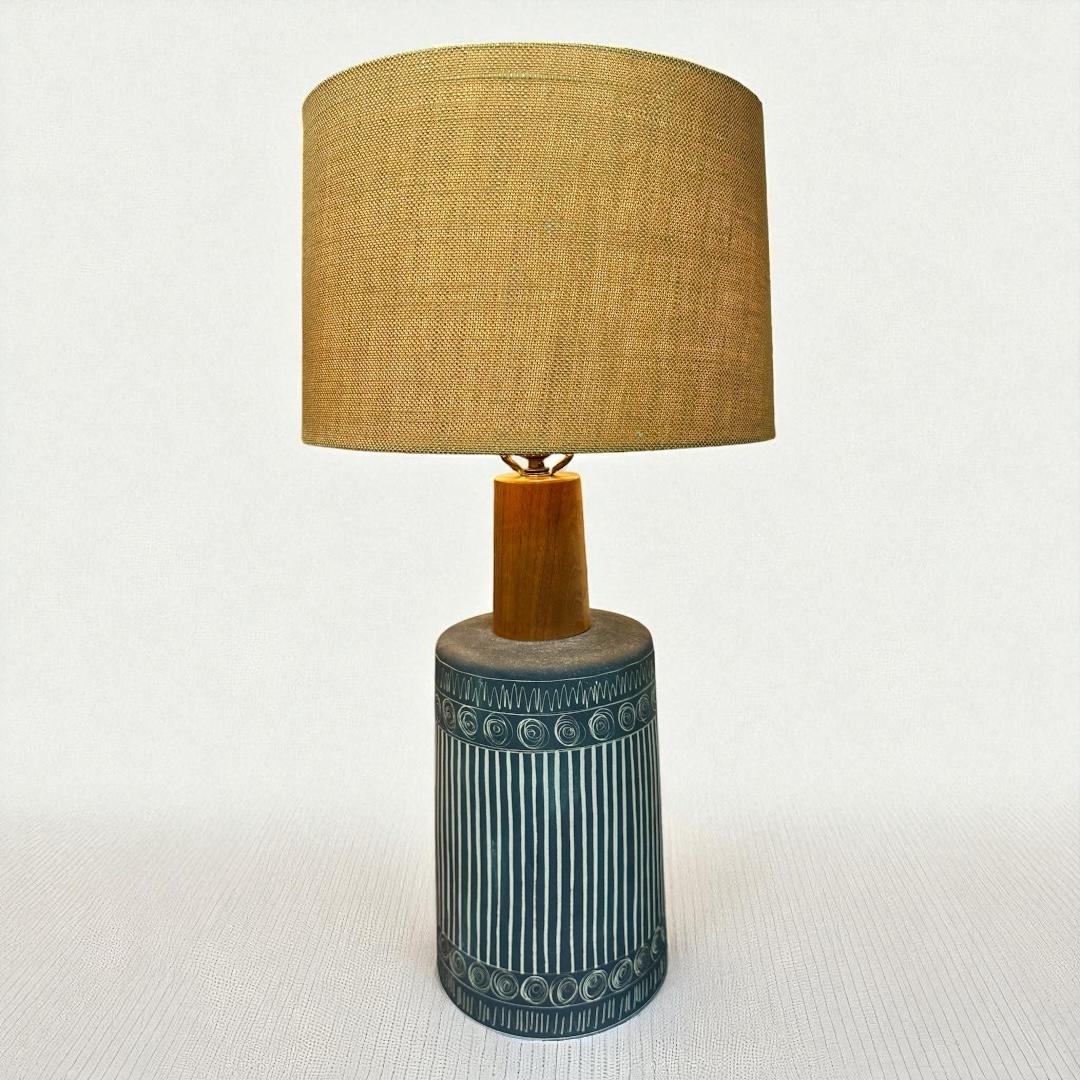Mid Century Modern studio ceramic pottery table lamp designed by Jane and Gordon Martz for Marshall Studios. Matte Black ceramic body with hand-incised vertical lines and bands of round swirls in off white. Walnut neck. Martz signature at back of