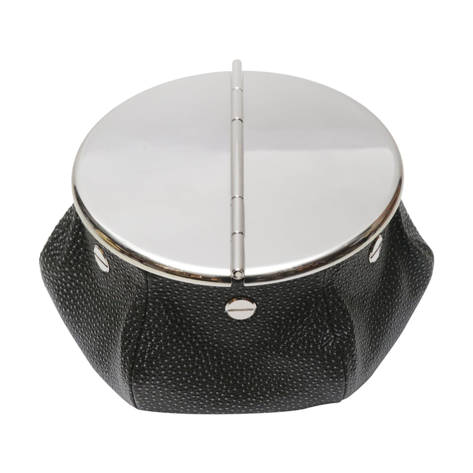 Ashtray black shagreen 2 cigars yachting with bag covered
with black shagreen finish printed on calfskin with black stitching.
Bag filled with 1 kg micro metal balls that give high stability.
Ashtray top with 2 openable lids in solid brass in