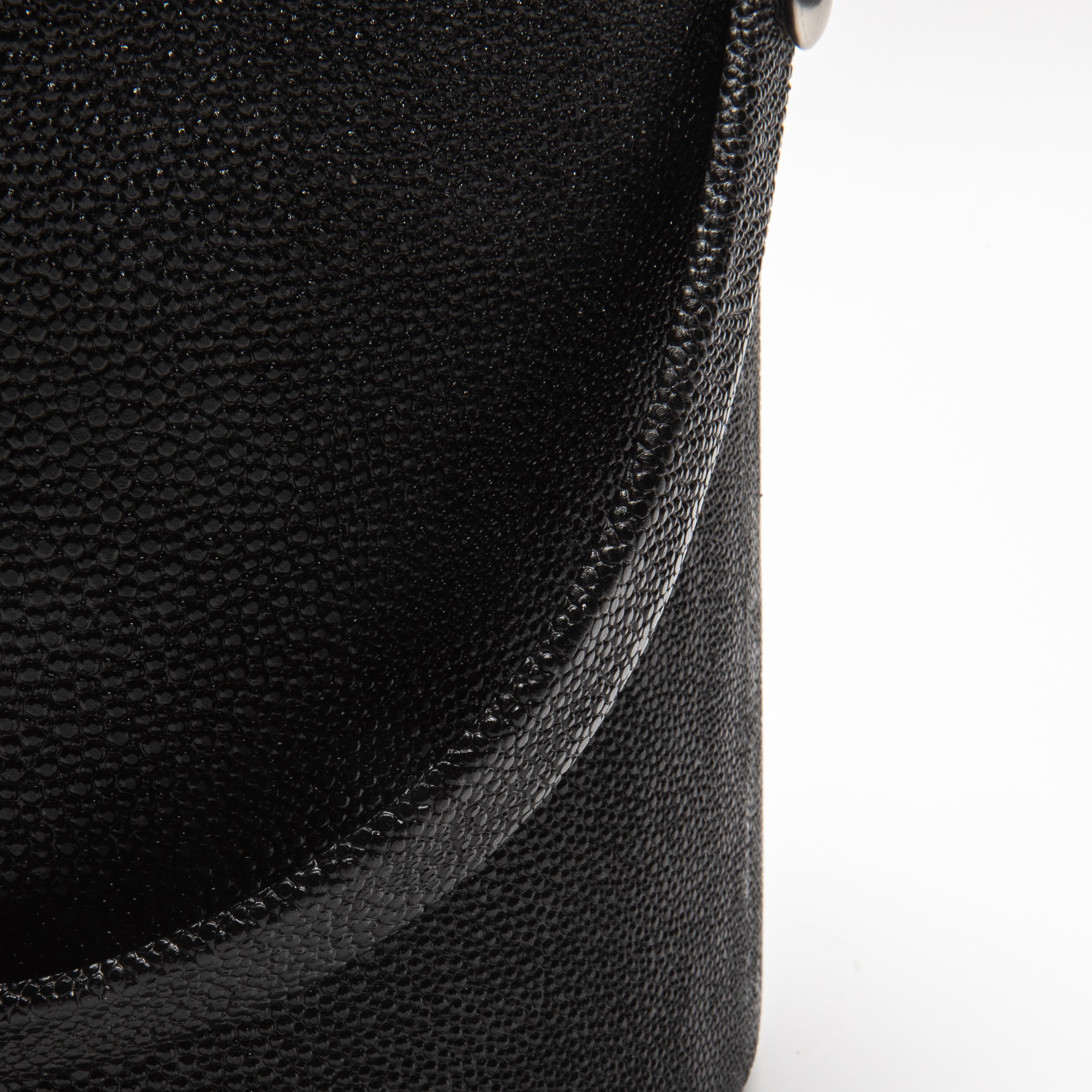 Cubitera de piel de zapa negra con detalle de acero inoxidable by KIFU Paris en venta 2