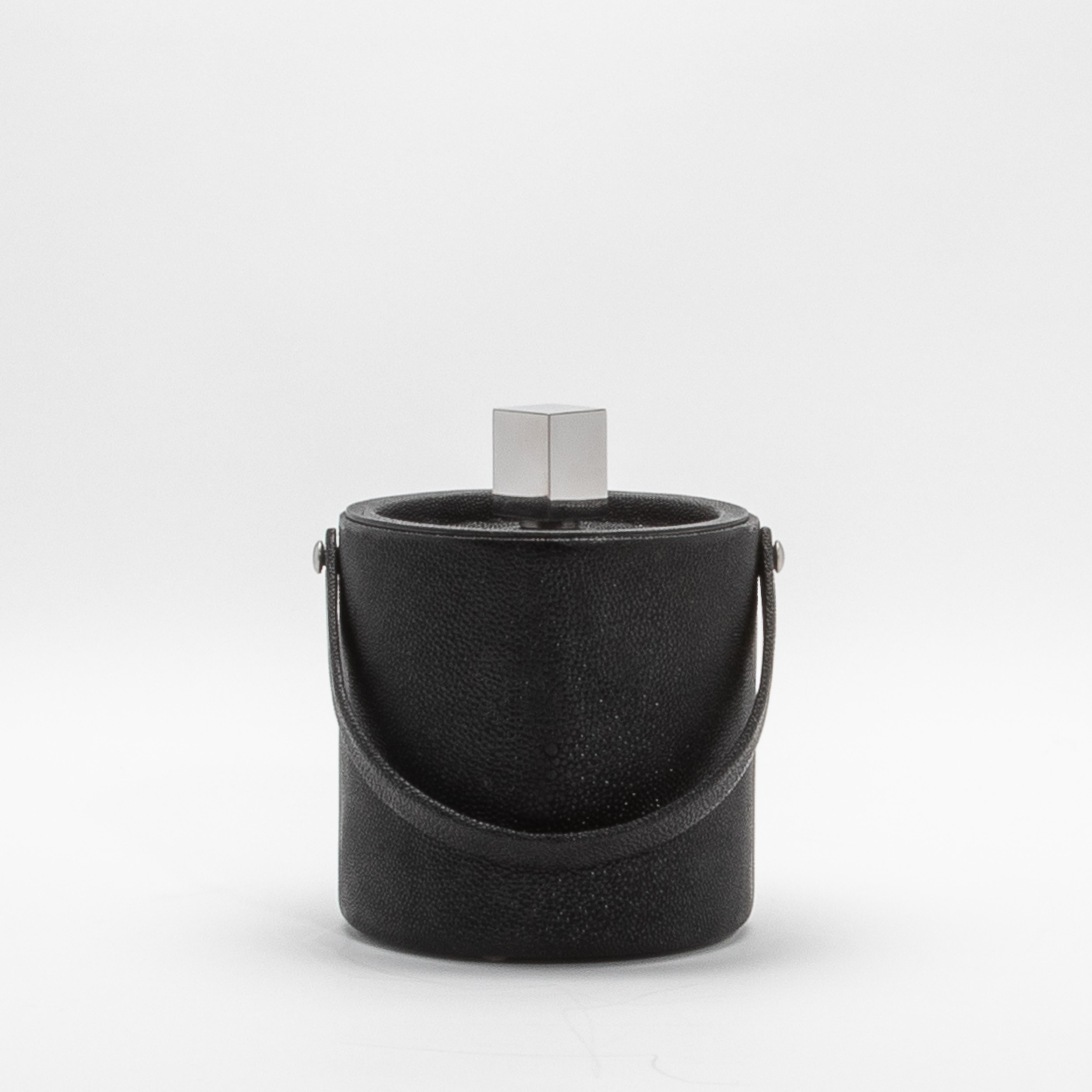 Cubitera de piel de zapa negra con detalle de acero inoxidable by KIFU Paris en venta 3