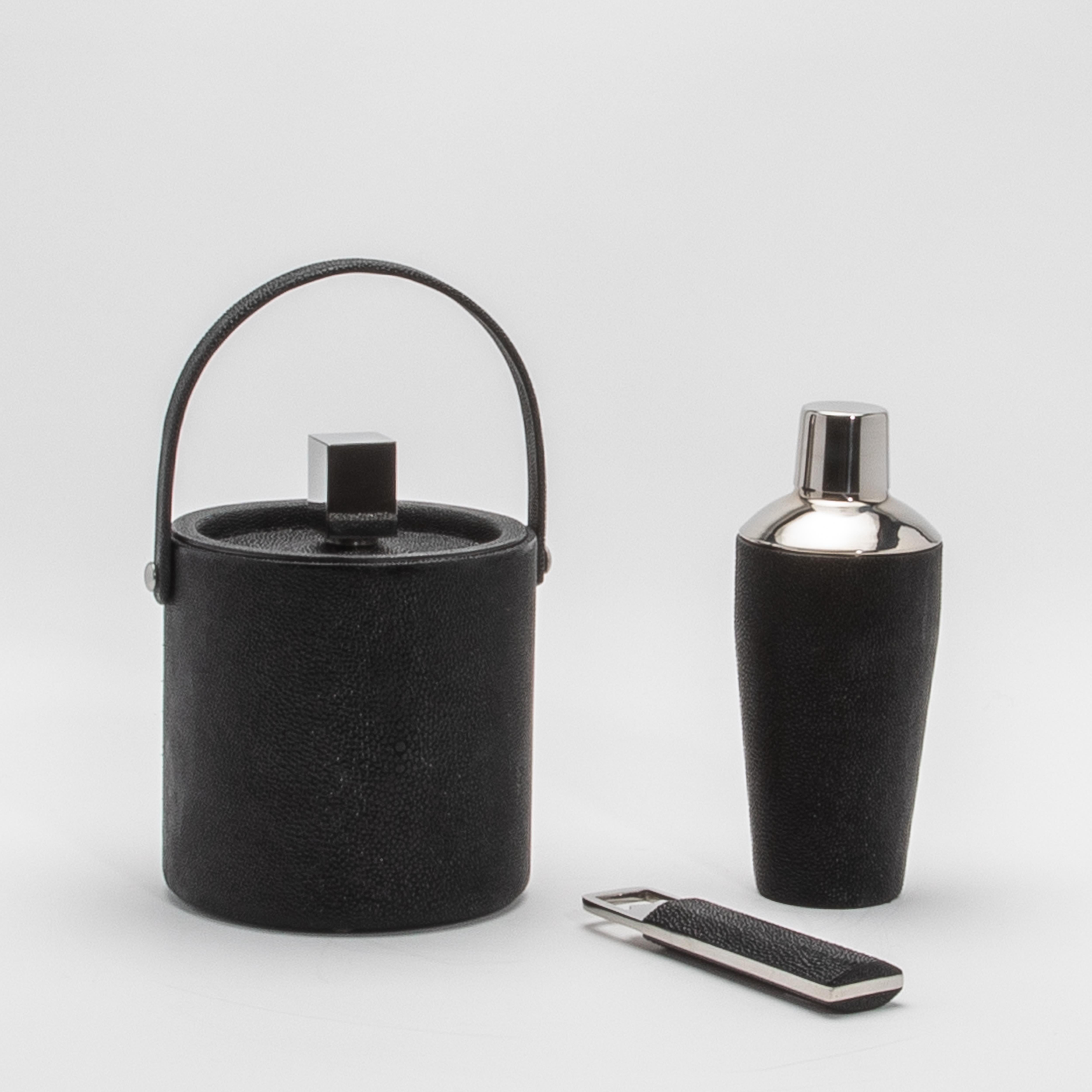 Cubitera de piel de zapa negra con detalle de acero inoxidable by KIFU Paris en venta 4