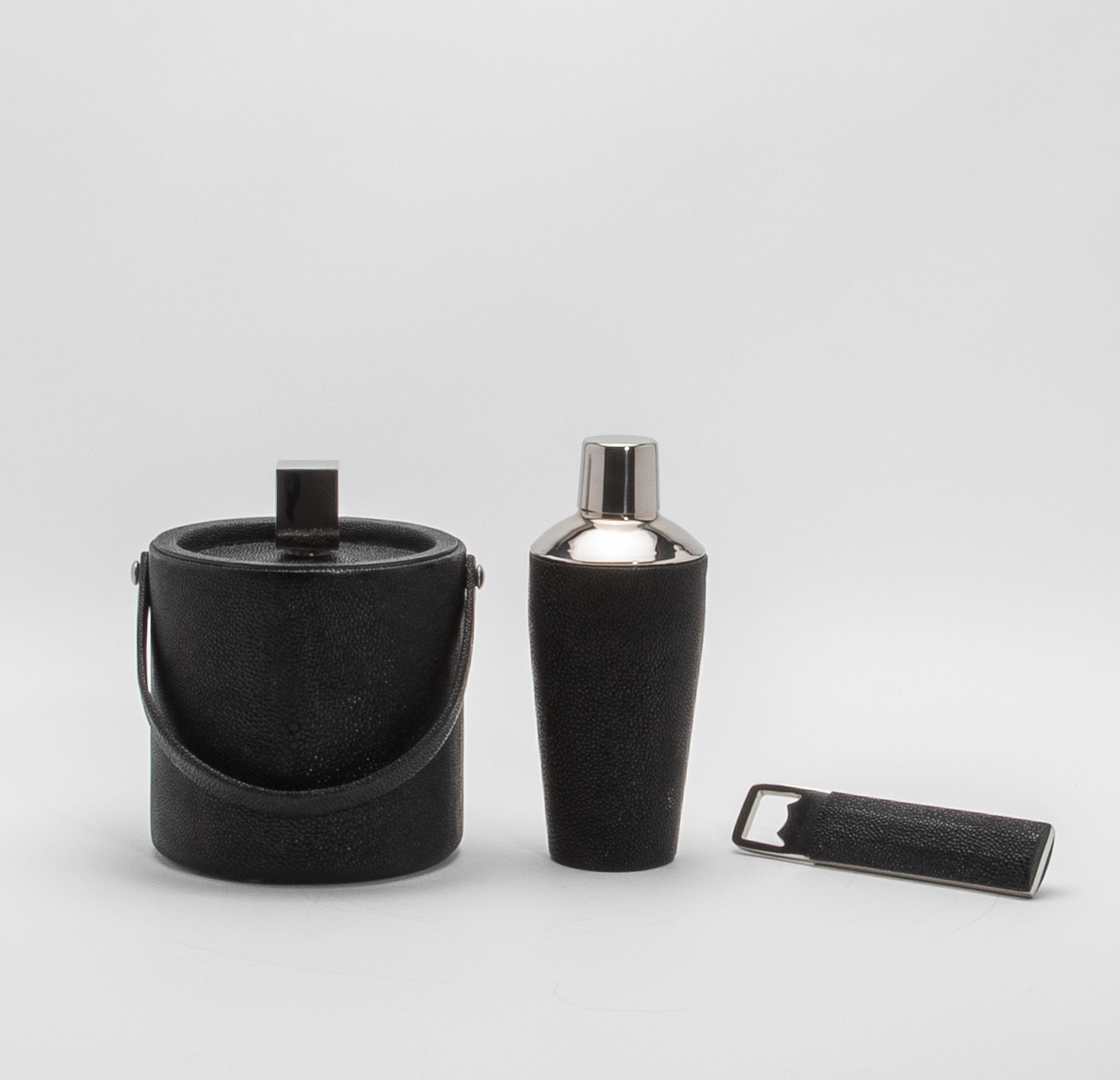 Cubitera de piel de zapa negra con detalle de acero inoxidable by KIFU Paris en venta 5