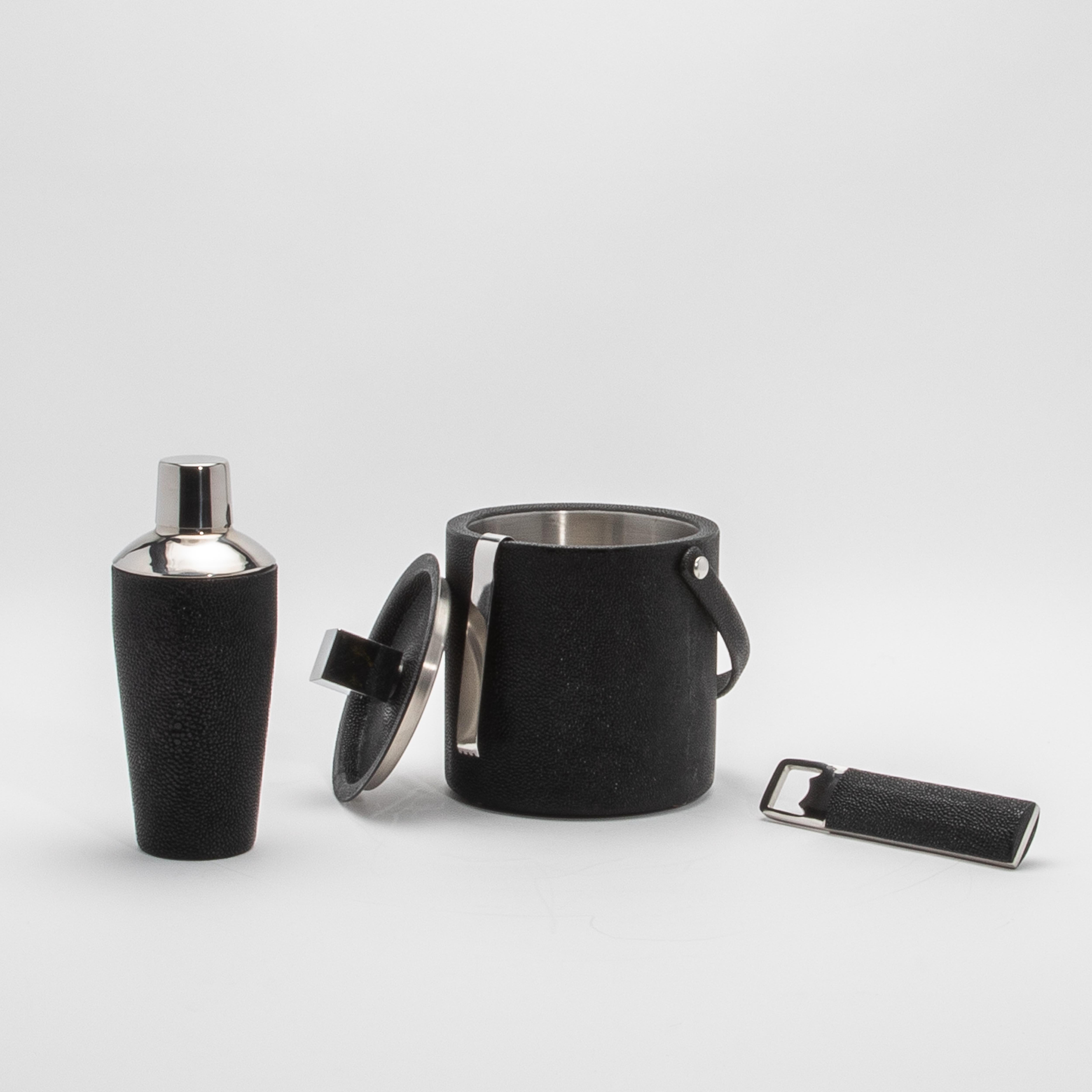 Cubitera de piel de zapa negra con detalle de acero inoxidable by KIFU Paris en venta 6