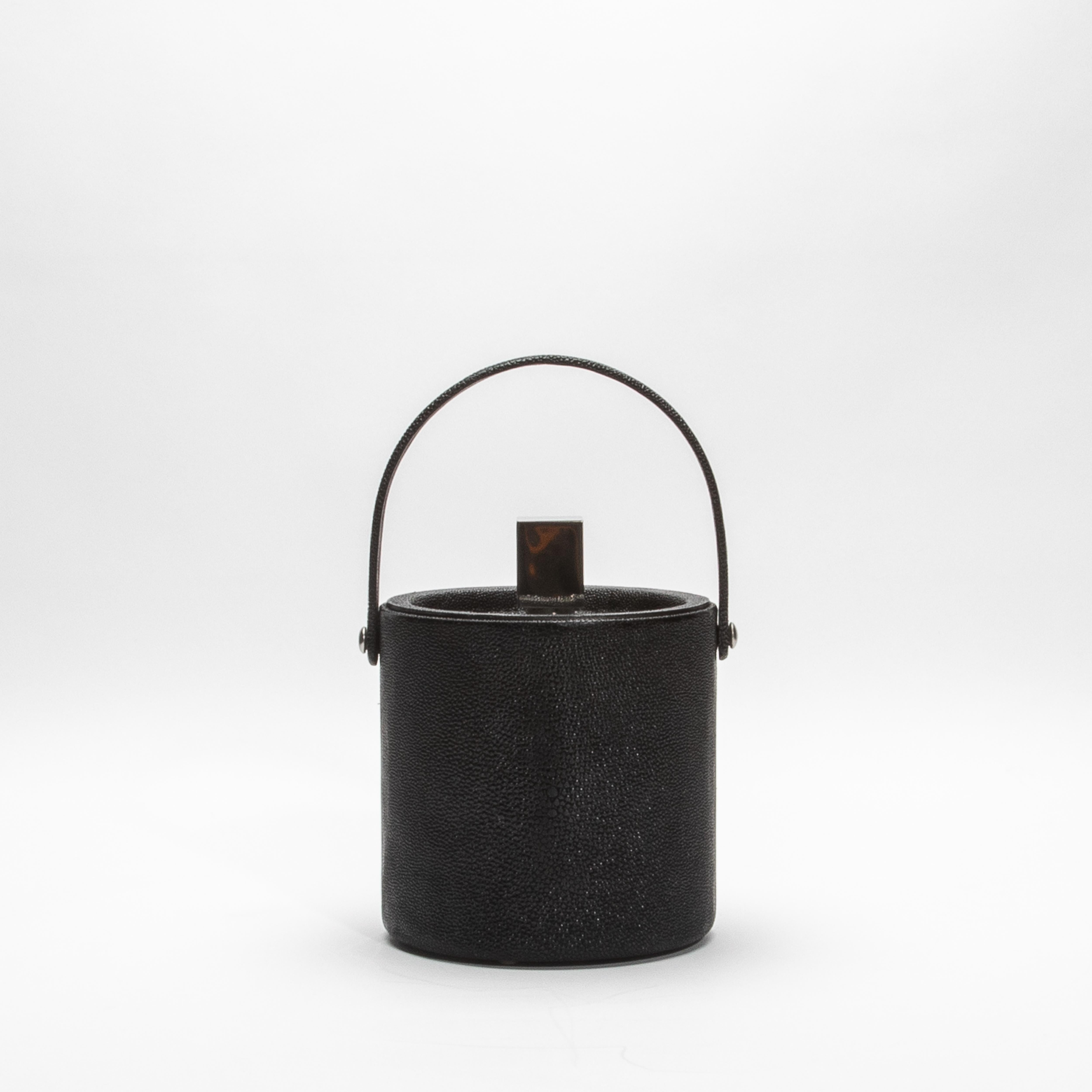 Eleva tu colección de utensilios de bar con esta cubitera de piel de zapa negra de KIFU Paris, exquisitamente elaborada a mano, una impresionante combinación de lujo y funcionalidad. El exterior de piel de zapa blanca, conocido por su acabado