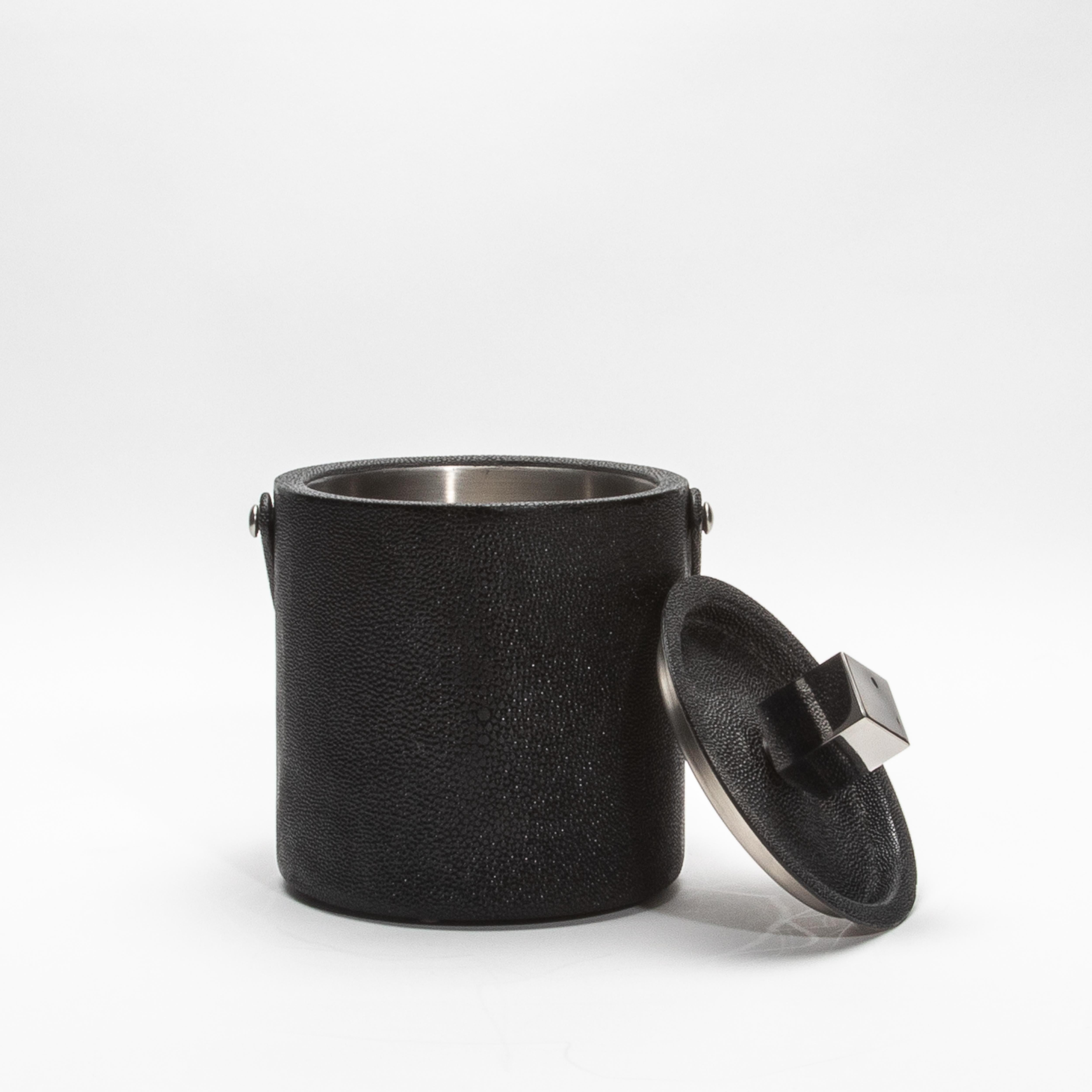 Cubitera de piel de zapa negra con detalle de acero inoxidable by KIFU Paris Filipino en venta
