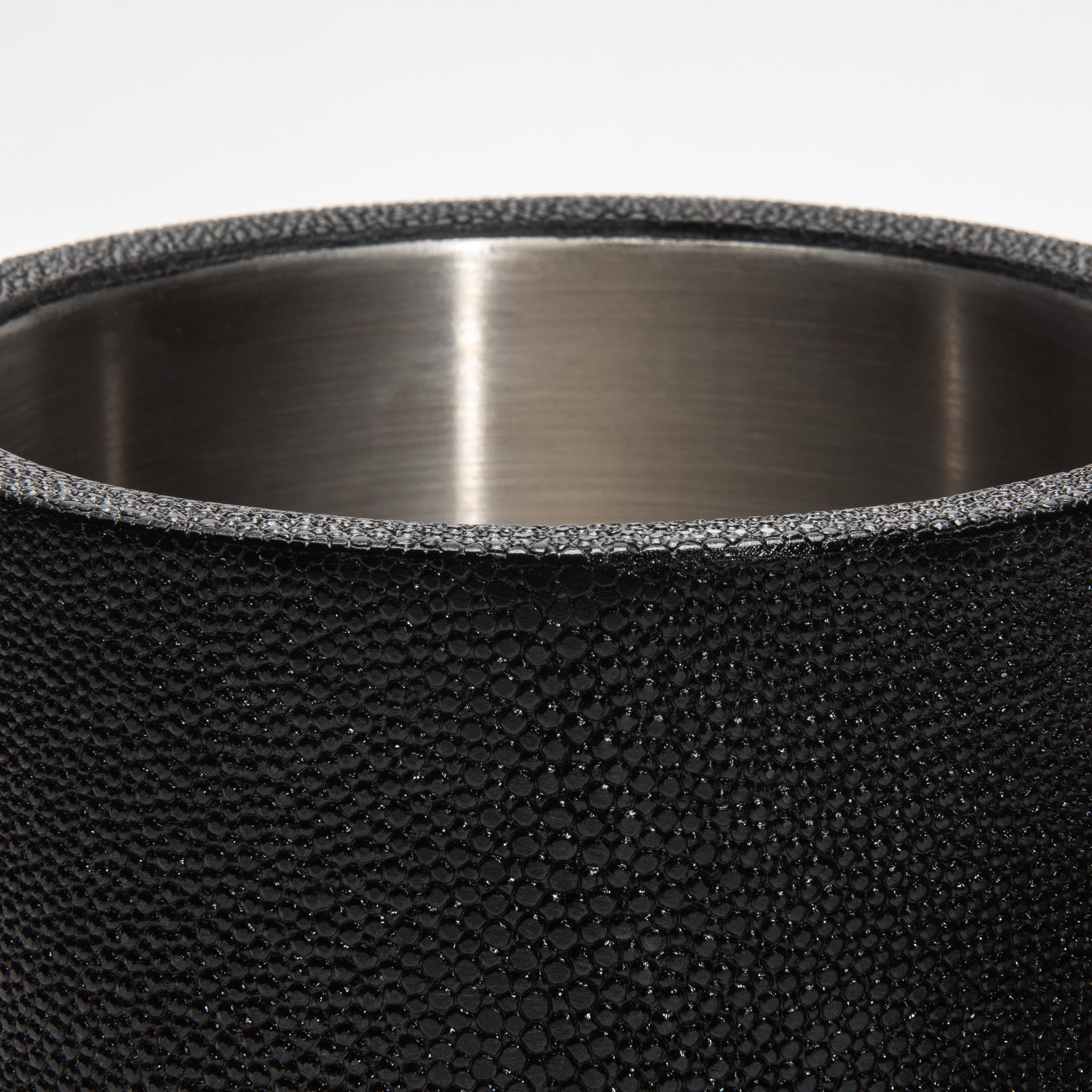 Cubitera de piel de zapa negra con detalle de acero inoxidable by KIFU Paris Siglo XXI y contemporáneo en venta