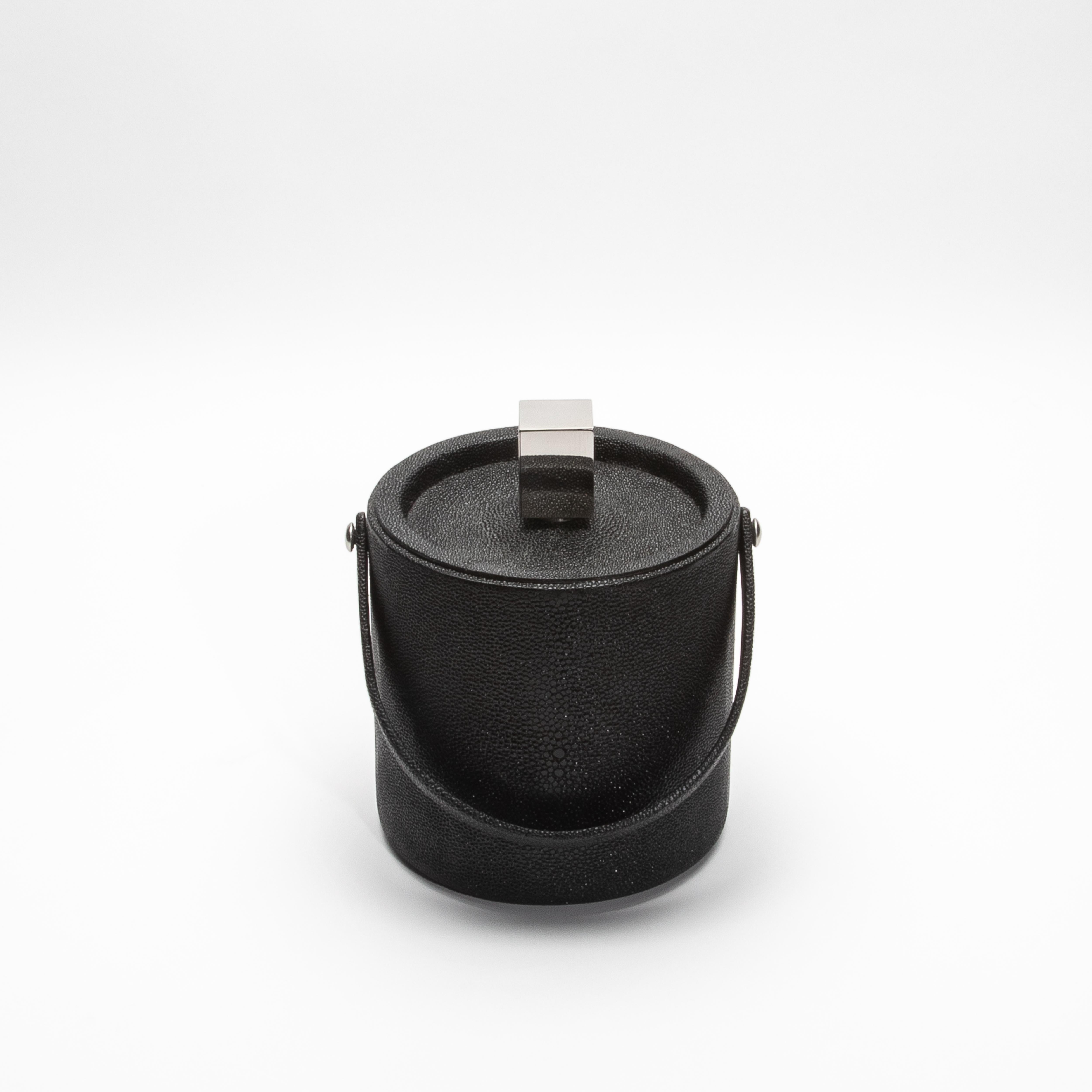 Cubitera de piel de zapa negra con detalle de acero inoxidable by KIFU Paris Acero inoxidable en venta