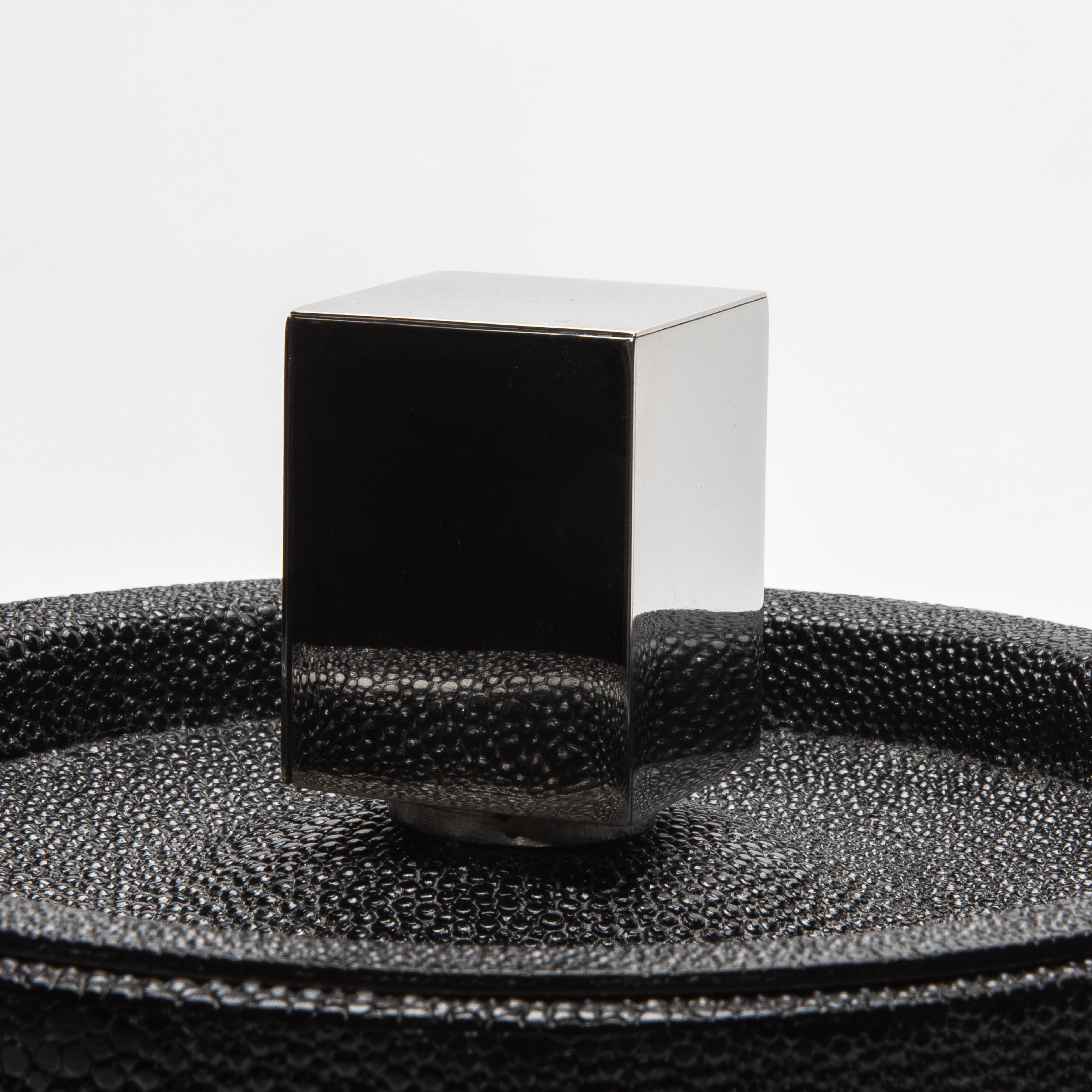 Cubitera de piel de zapa negra con detalle de acero inoxidable by KIFU Paris en venta 1