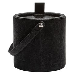 Cubitera de piel de zapa negra con detalle de acero inoxidable by KIFU Paris