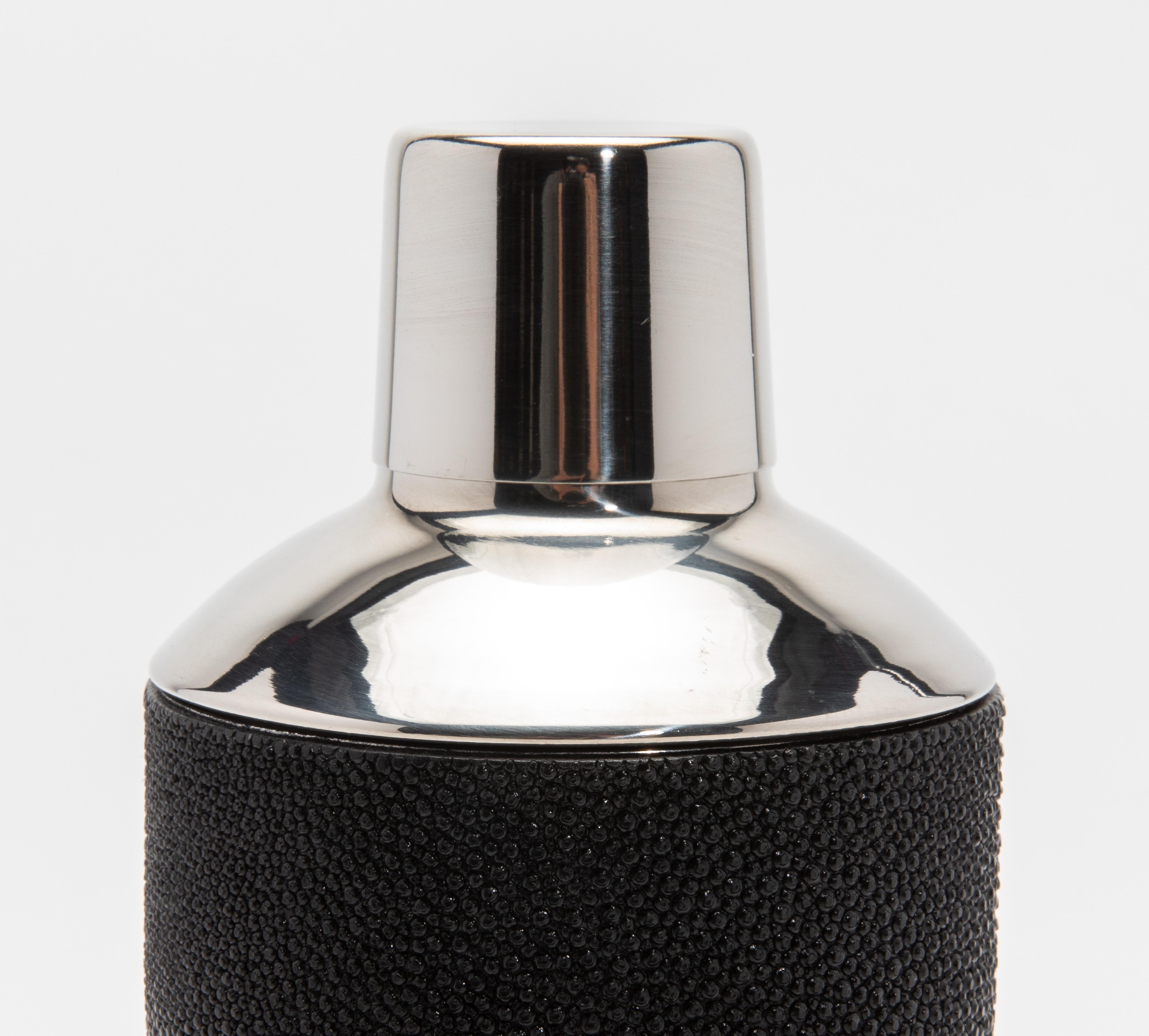 Eleva tu experiencia en mixología con esta lujosa Coctelera Negra Shagreen de KIFU Paris. Exquisitamente elaborada a mano, la superficie de piel de zapa texturizada irradia sofisticación, con su profundo tono ébano perfectamente contrastado por la