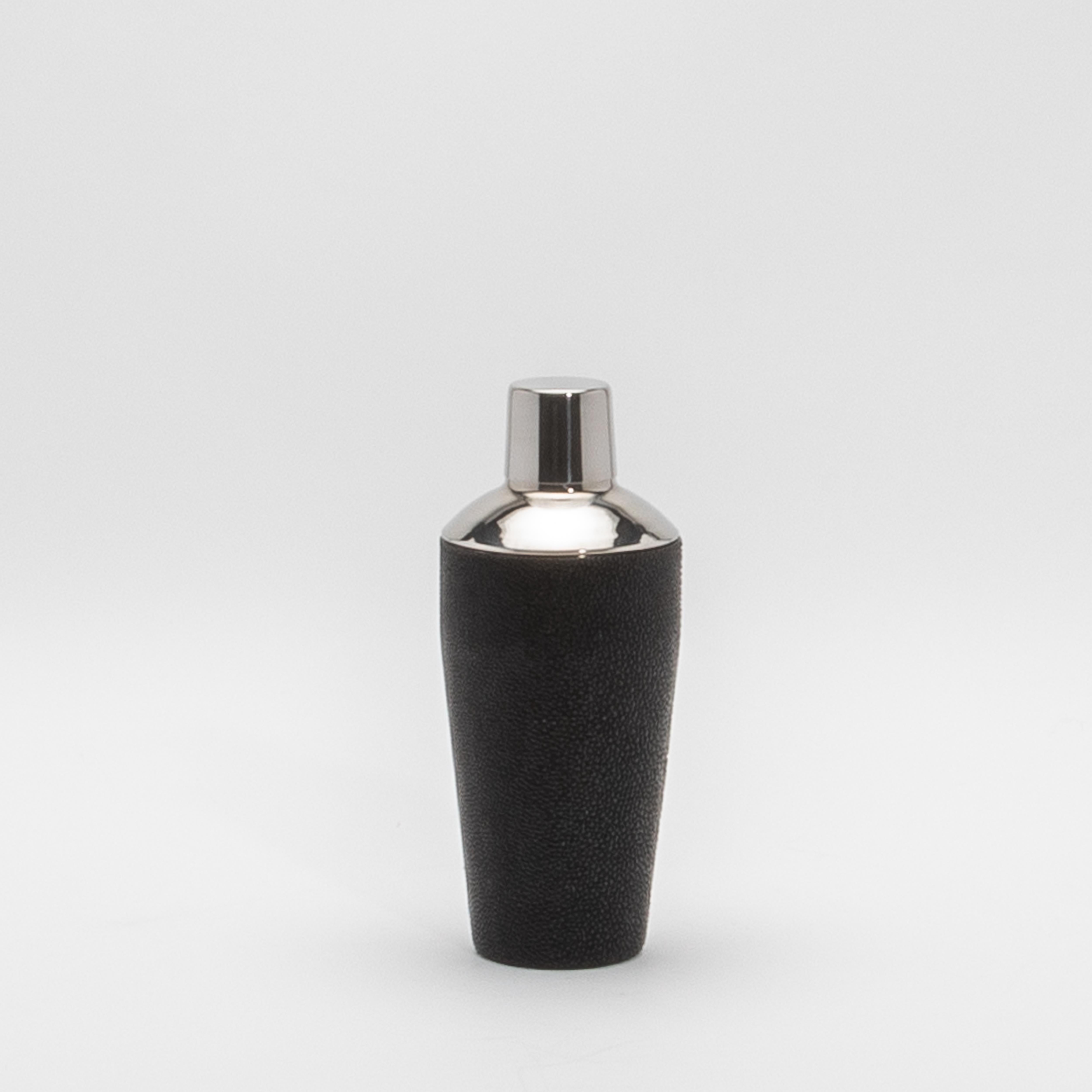 Coctelera de piel de zapa negra con detalle de acero inoxidable by KIFU Paris Moderno en venta