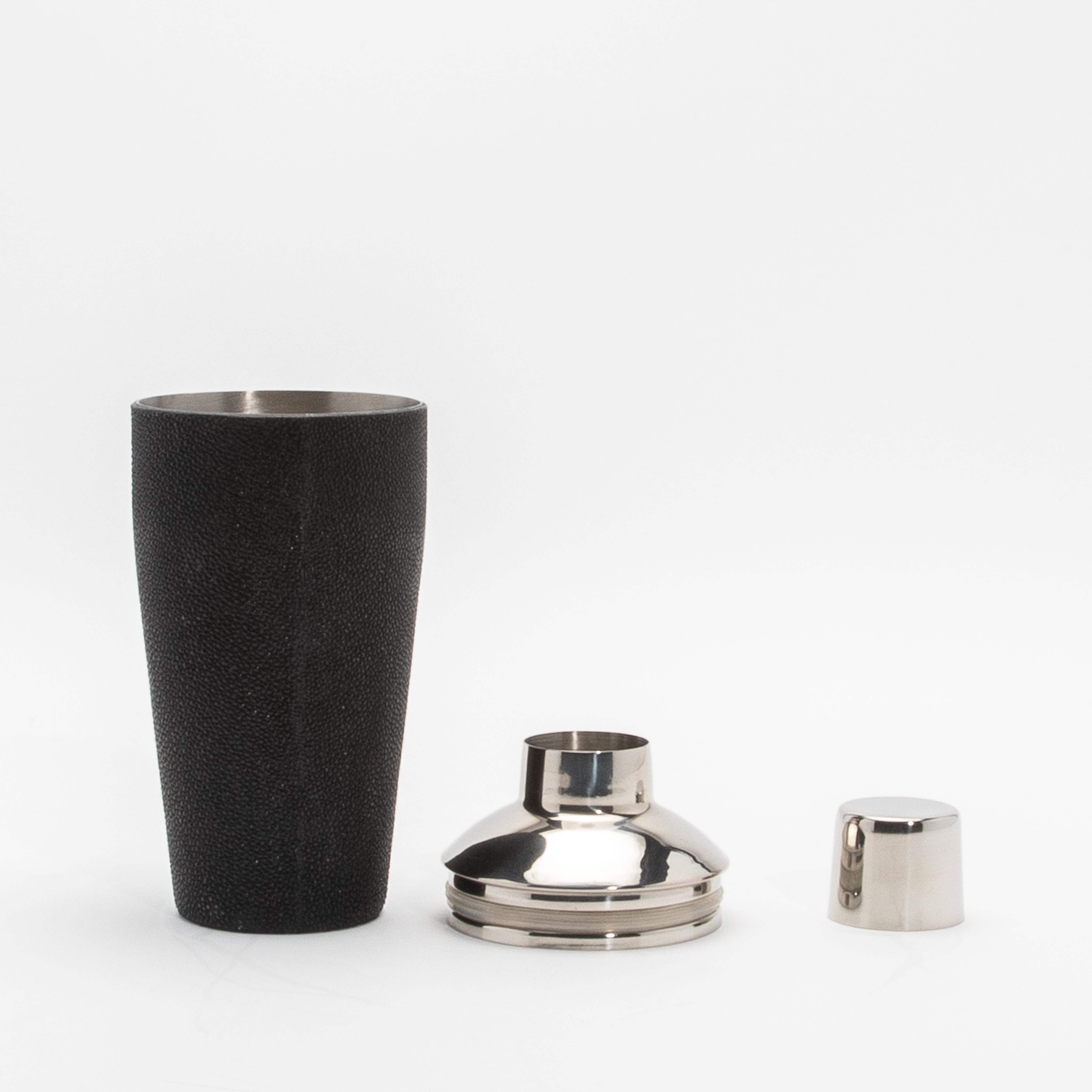Coctelera de piel de zapa negra con detalle de acero inoxidable by KIFU Paris Filipino en venta