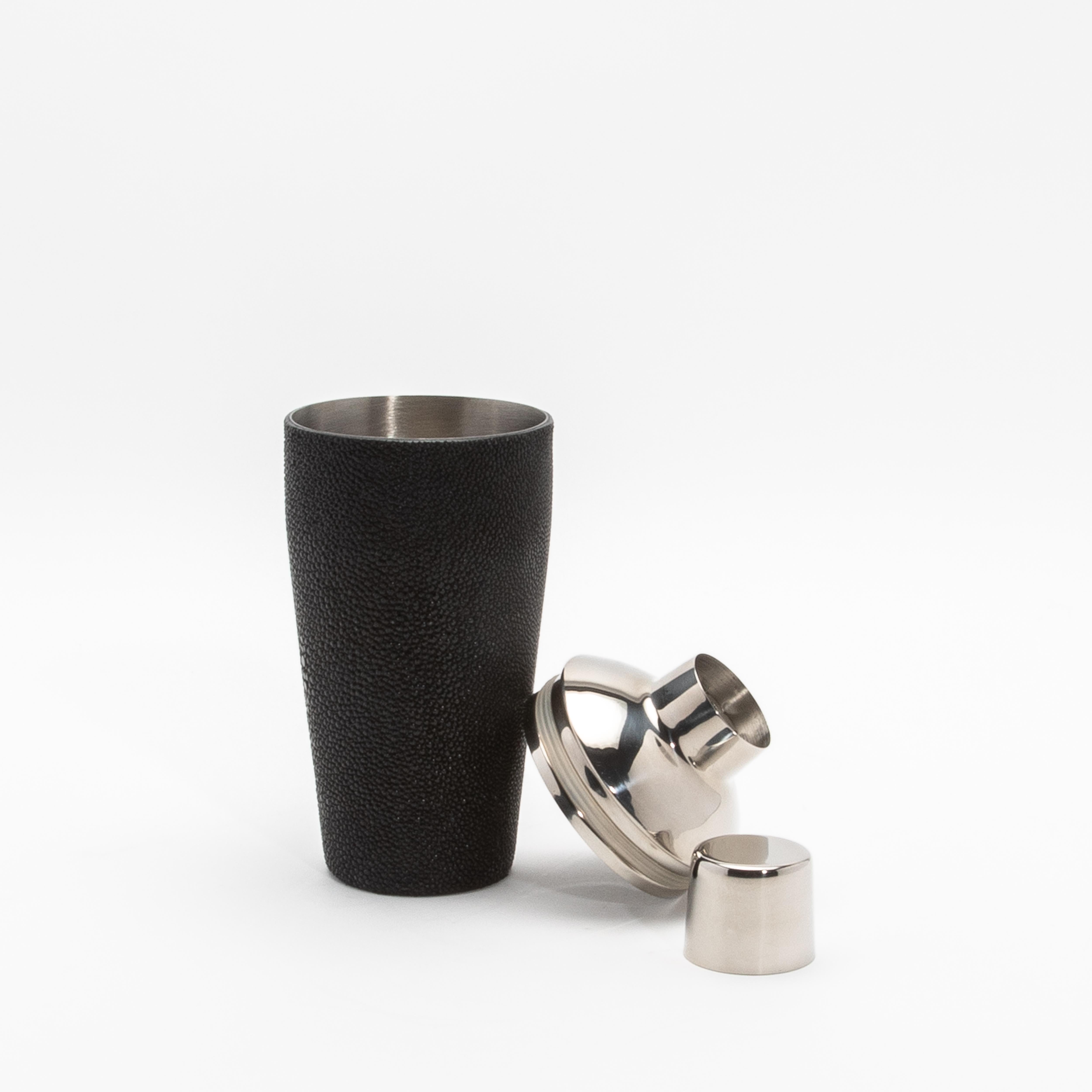 Coctelera de piel de zapa negra con detalle de acero inoxidable by KIFU Paris Hecho a mano en venta