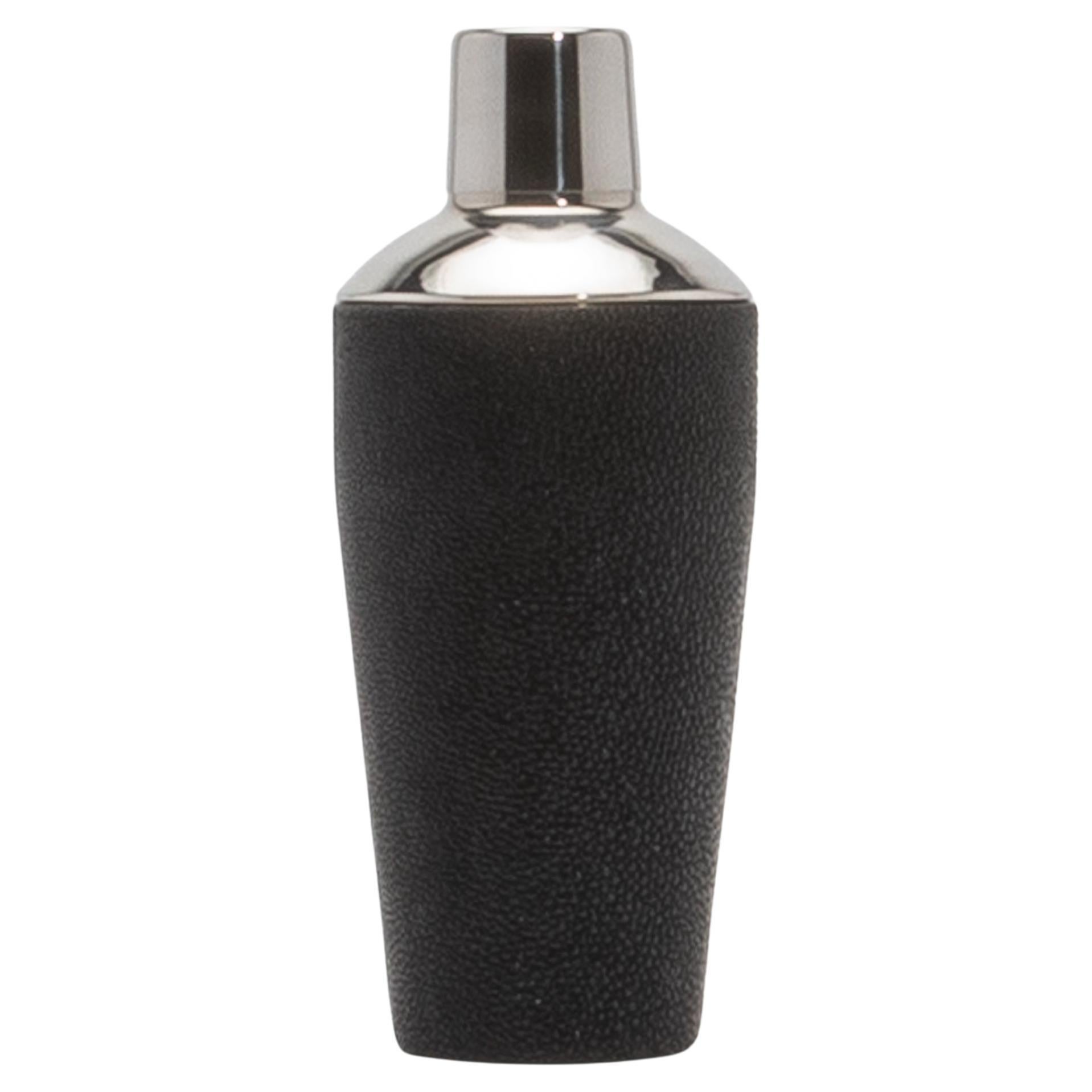 Coctelera de piel de zapa negra con detalle de acero inoxidable by KIFU Paris en venta