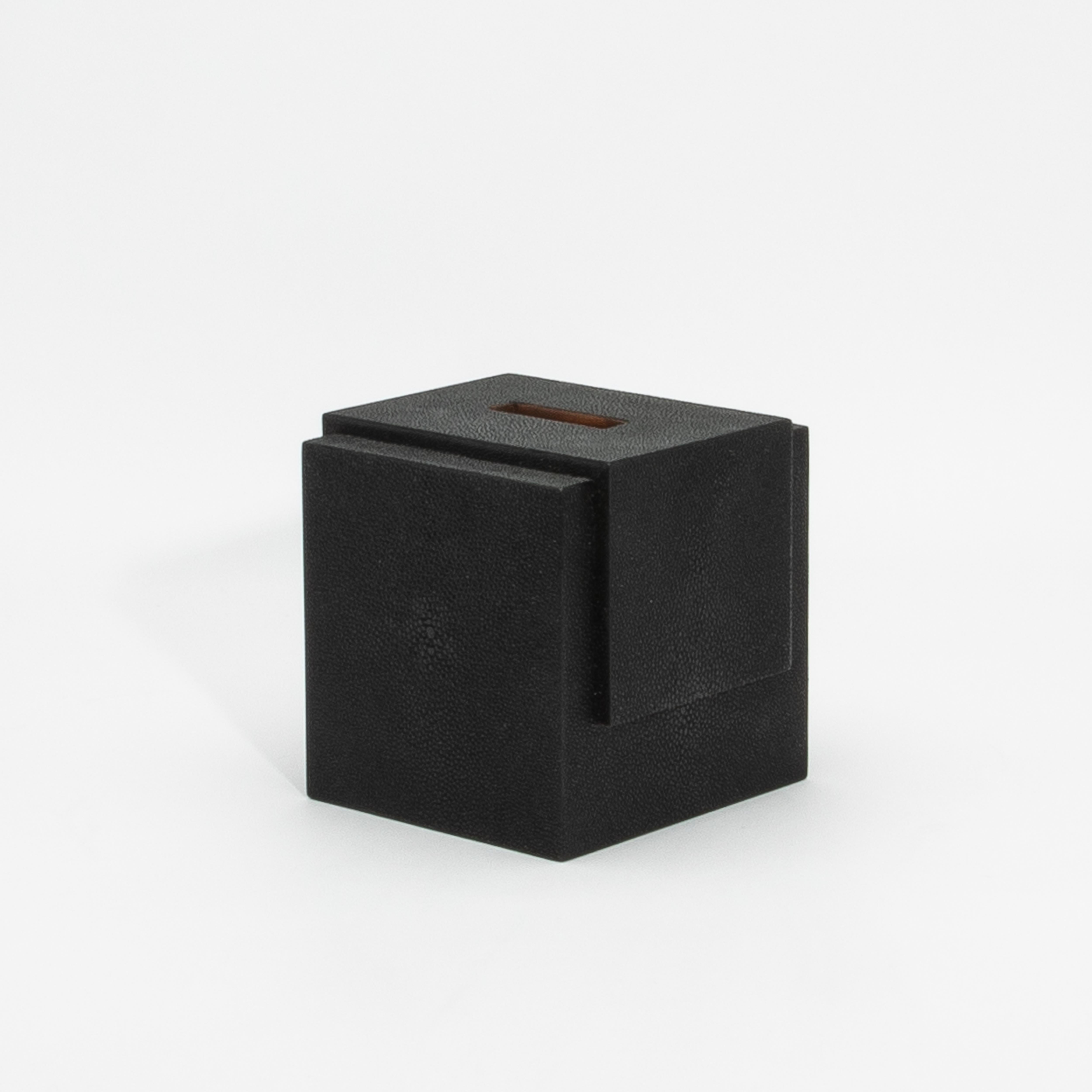 La Caja de pañuelos de piel de raya negra de R & Y Augousti es una sublime expresión de elegancia moderna y meticulosa artesanía. Envuelto en lujoso shagreen, su acabado texturizado destila refinamiento, añadiendo una capa de sofisticación táctil a