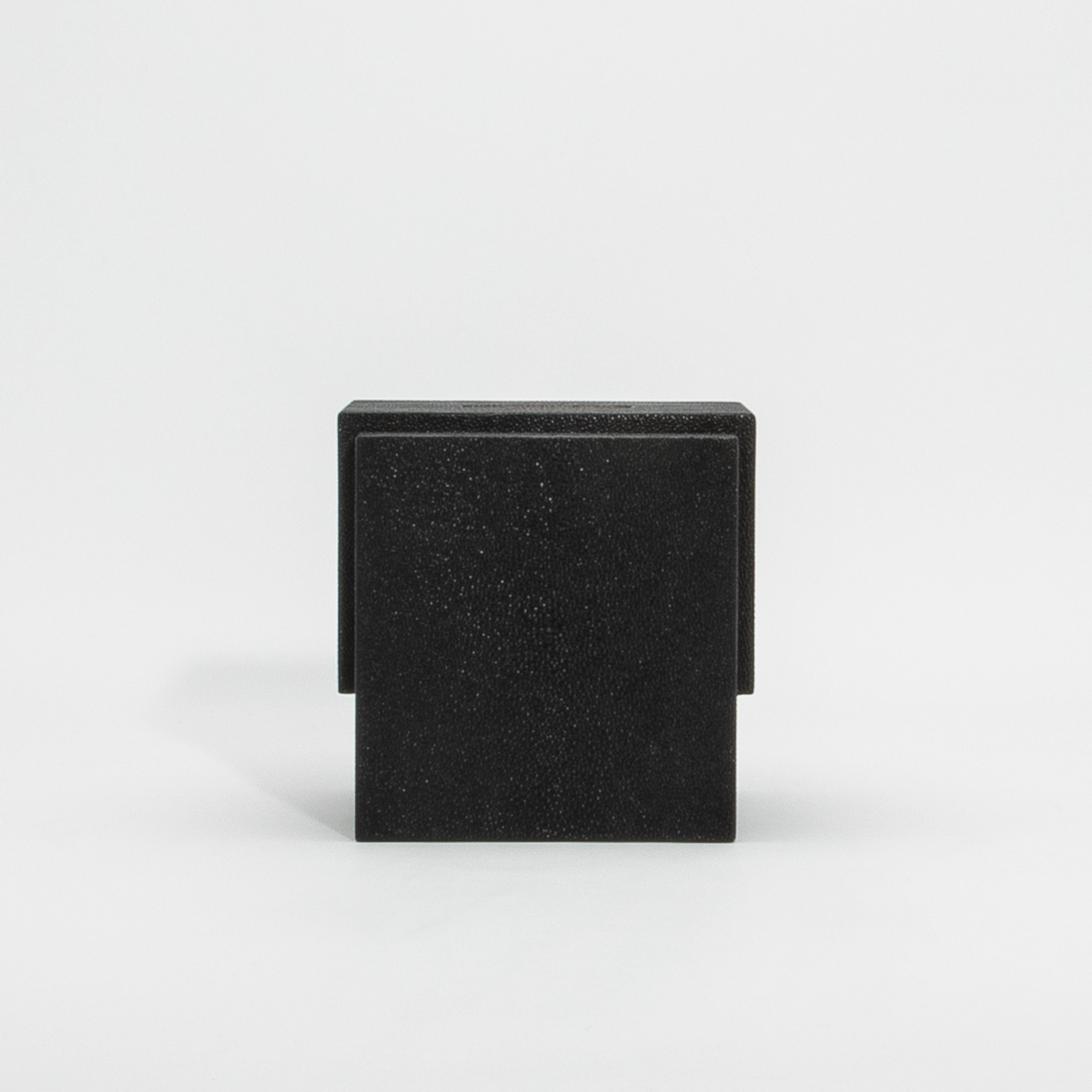 Caja de pañuelos en piel de zapa negra by R & Y Augousti Filipino en venta
