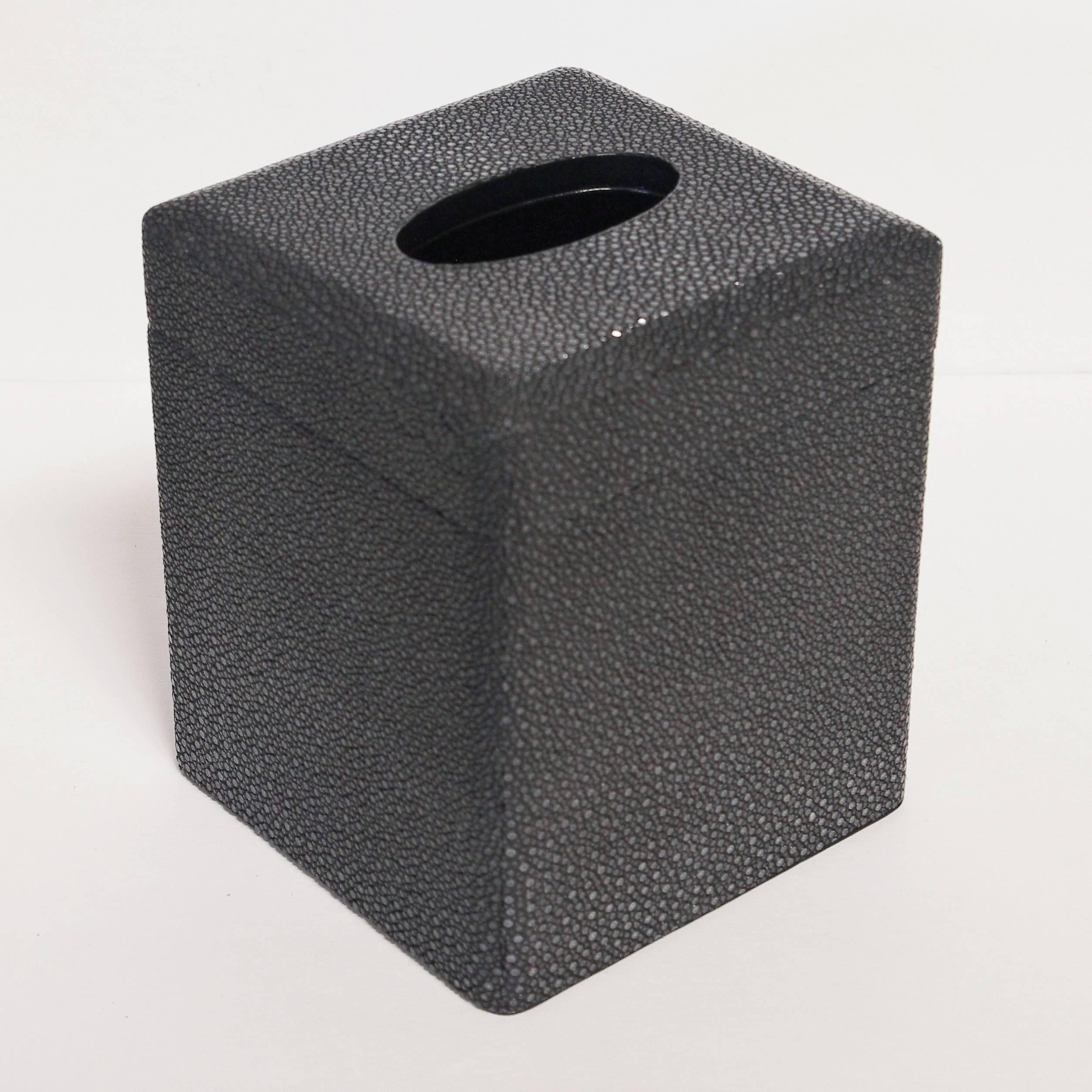 Italienische Tissue-Box aus schwarzem Shagreen mit schwarzer Leder-Präsentationsbox, entworfen von Fabio Bergomi für Fabio Ltd, hergestellt in Italien.
Maße: Höhe 6 Zoll, Tiefe 5 Zoll, Breite 5 Zoll
LAST 1 auf Lager in Palm Springs ON 30% OFF SALE