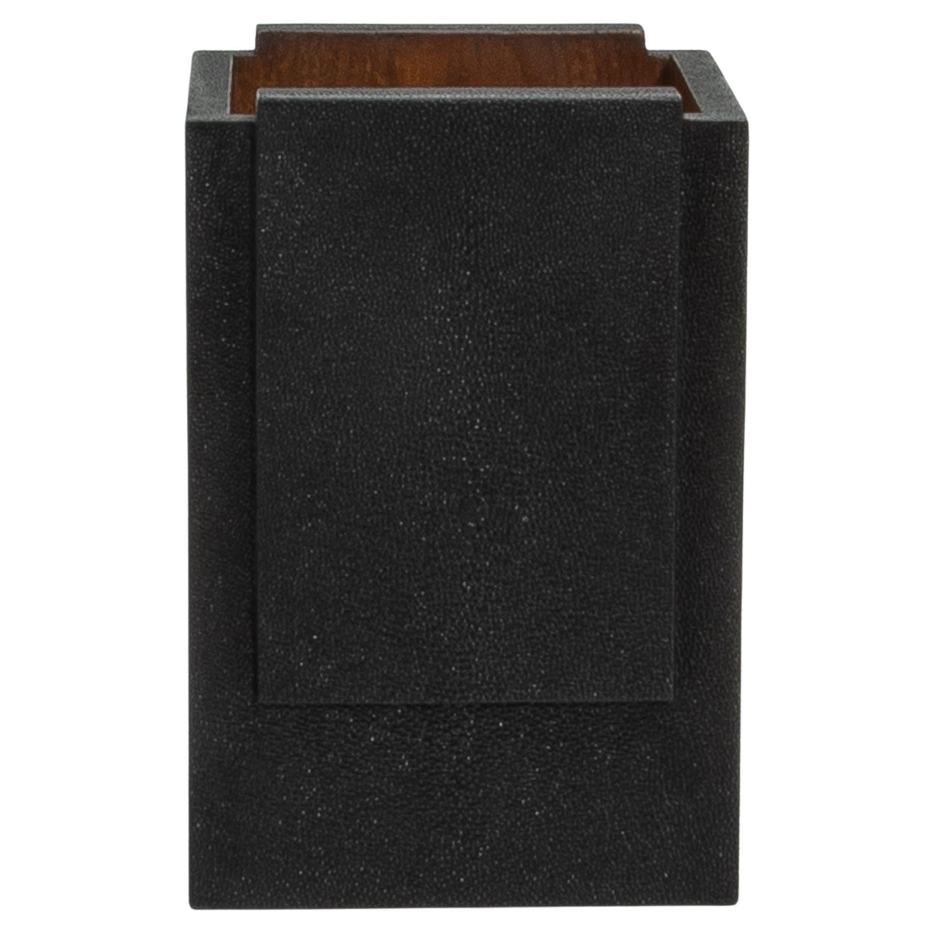 Cubo de basura de color negro by R & Y Augousti