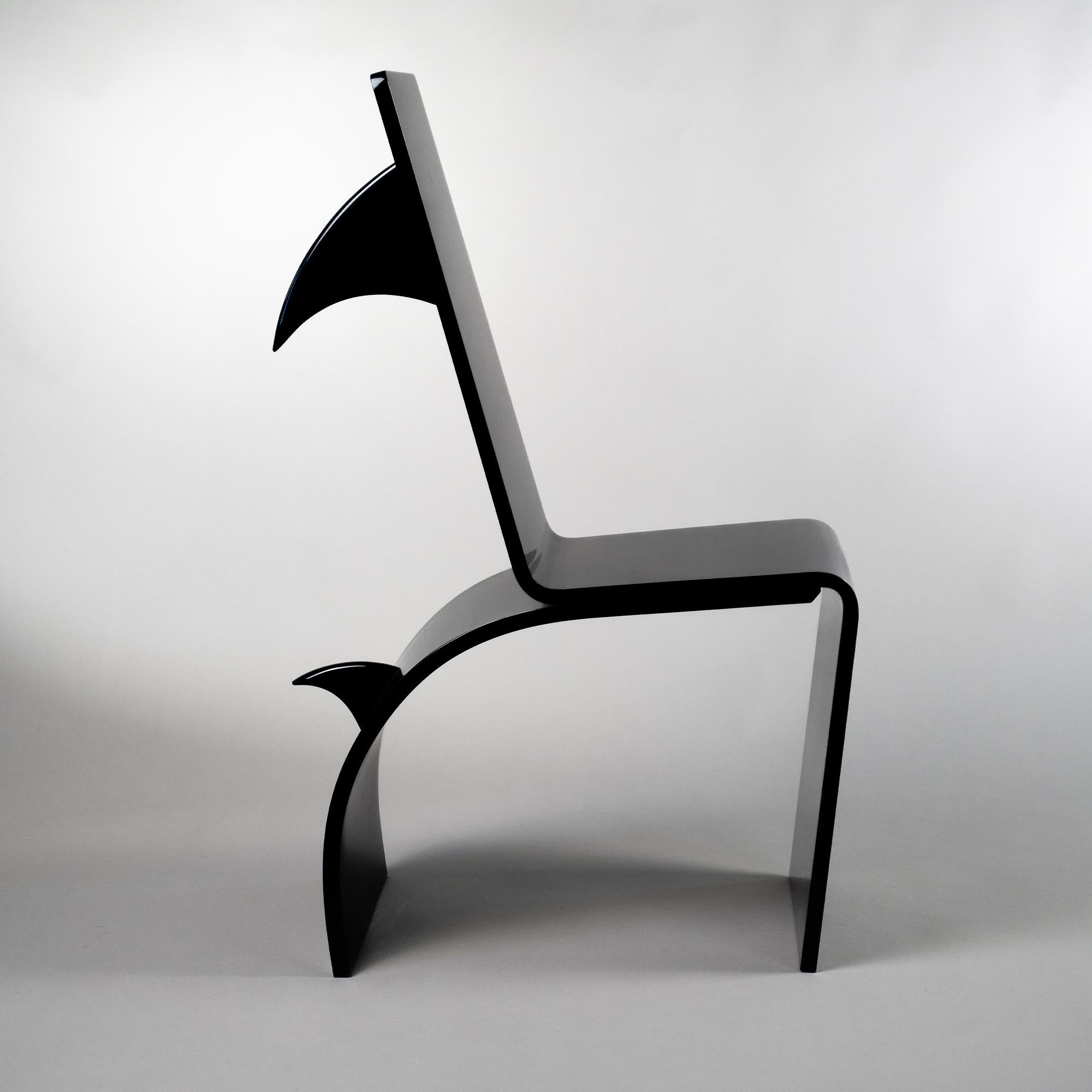 Sedia Black Shark di Giulia Maria Ligresti
Dimensioni: D 60 x L 45 x H 114 cm.
Materiali: PMMA.

Le linee pulite disposte in un insieme scultoreo conferiscono a questa sedia in PMMA nero fatta a mano il suo inconfondibile tocco contemporaneo.