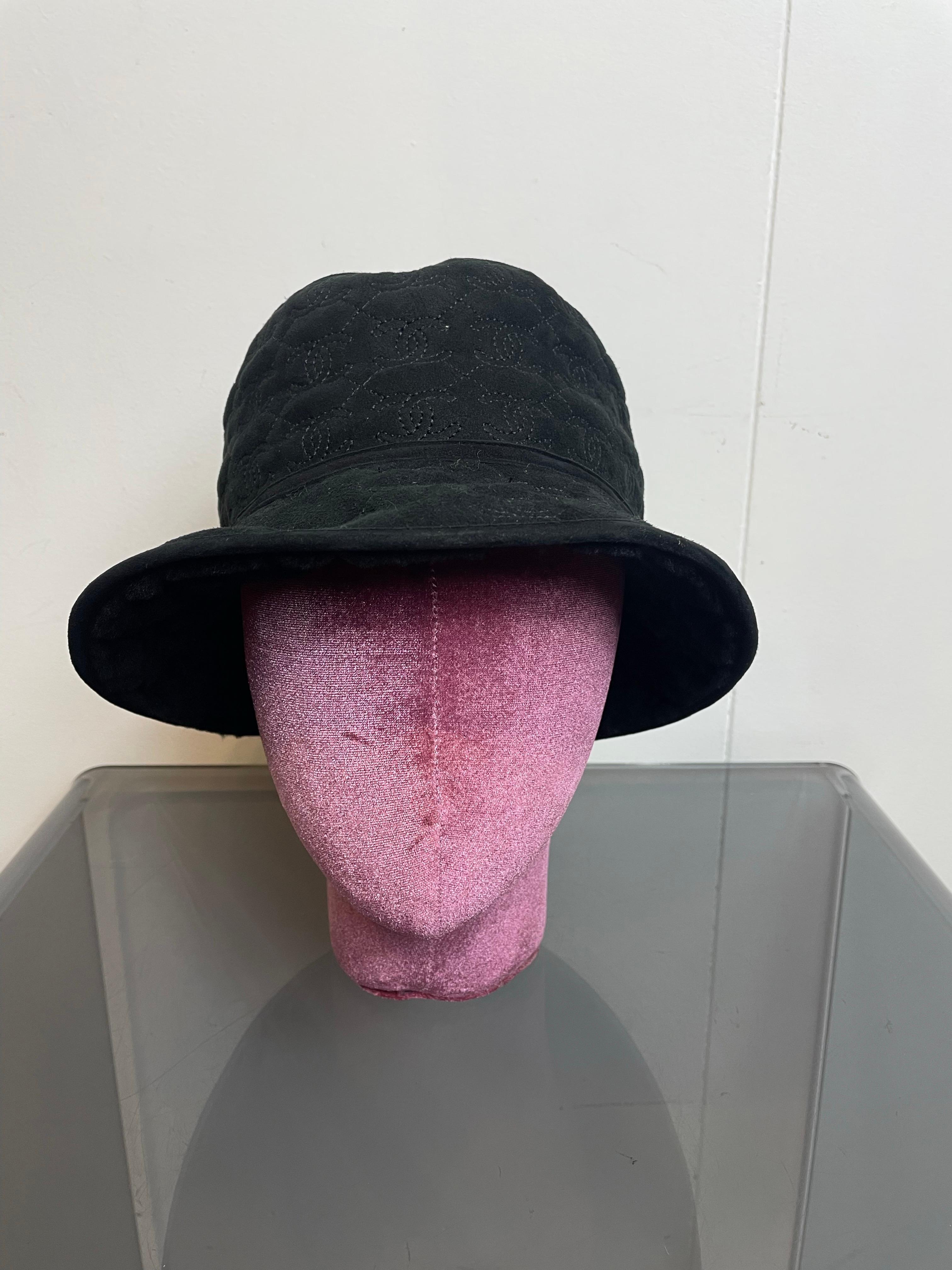 Cappello a secchiello in shearling nero. Nuovo, mai indossato. Viene fornito con la scatola originale. Taglia 55 cm.