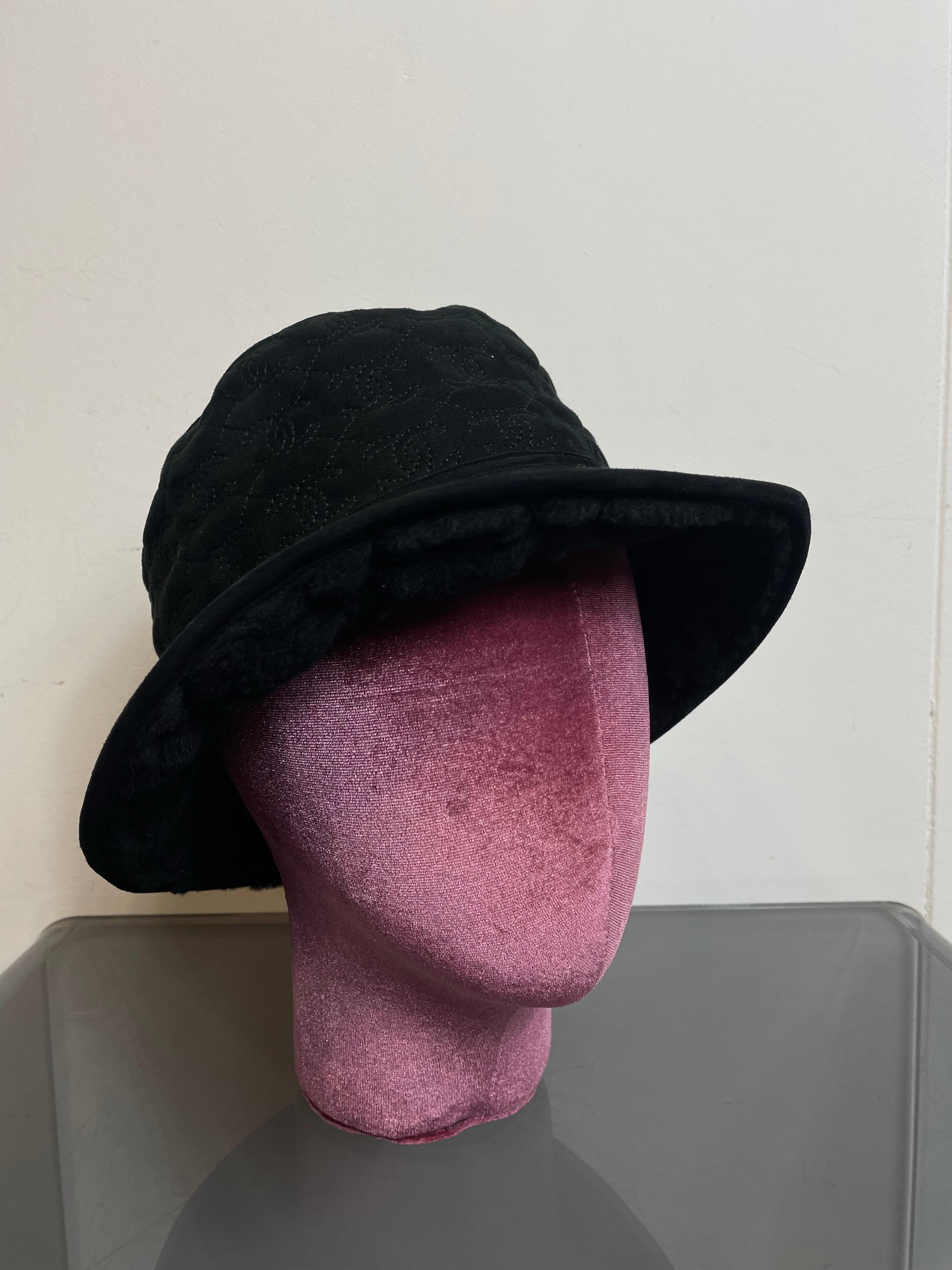 Nero Cappello a secchiello in shearling nero. in vendita