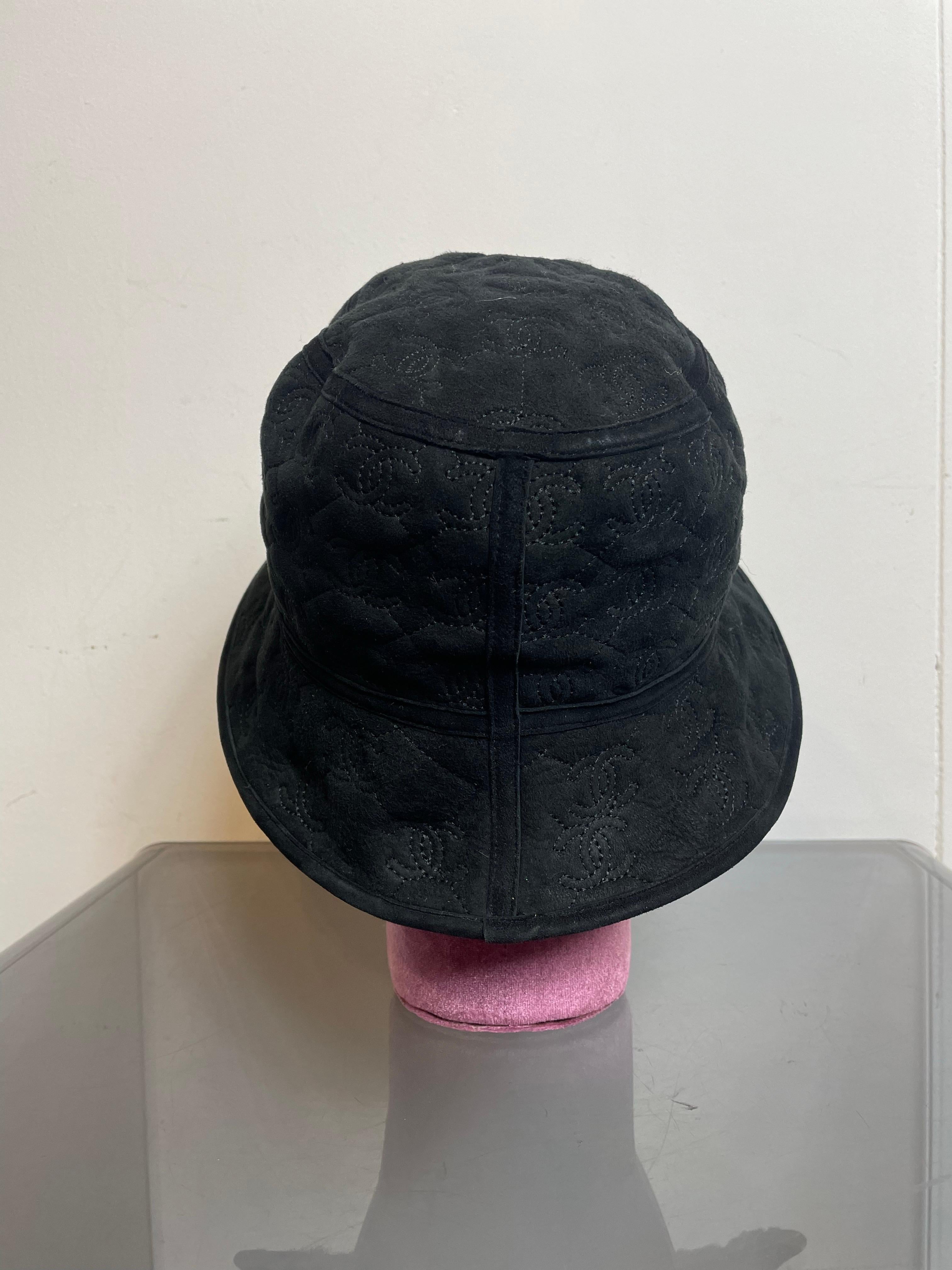 Cappello a secchiello in shearling nero. In condizioni Nuovo in vendita a Carnate, IT