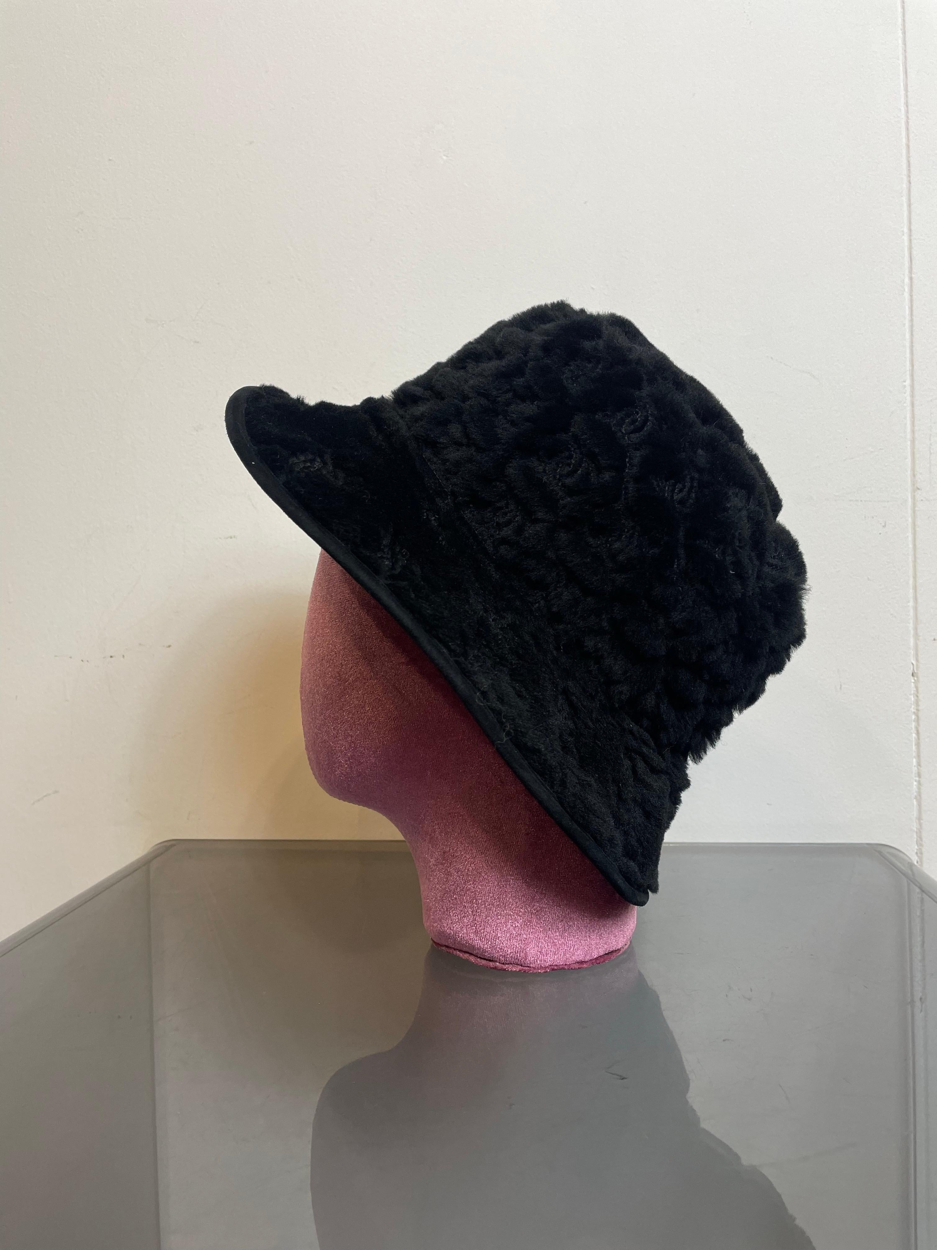 da uomo o donna Cappello a secchiello in shearling nero. in vendita