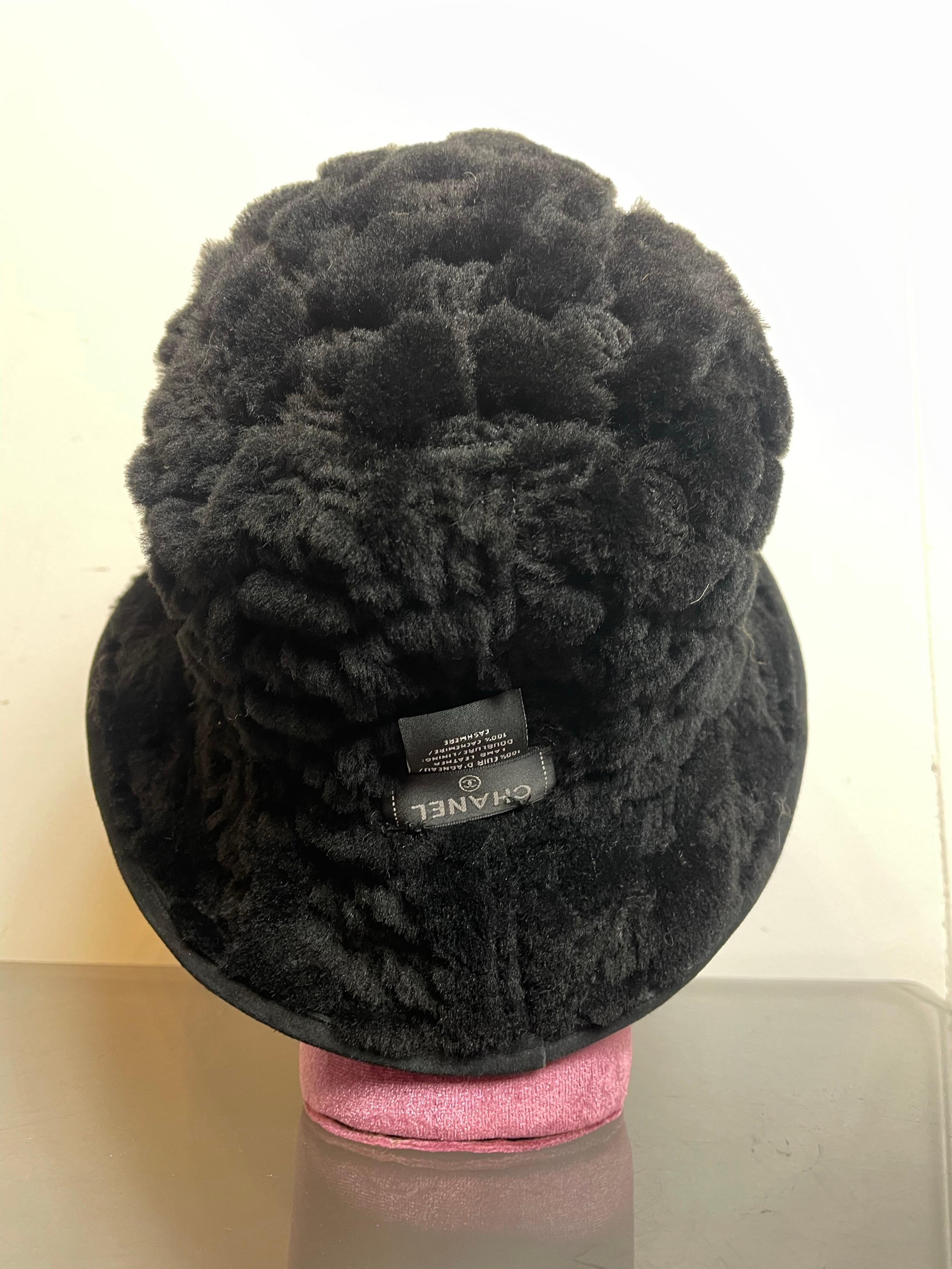 Cappello a secchiello in shearling nero. in vendita 1