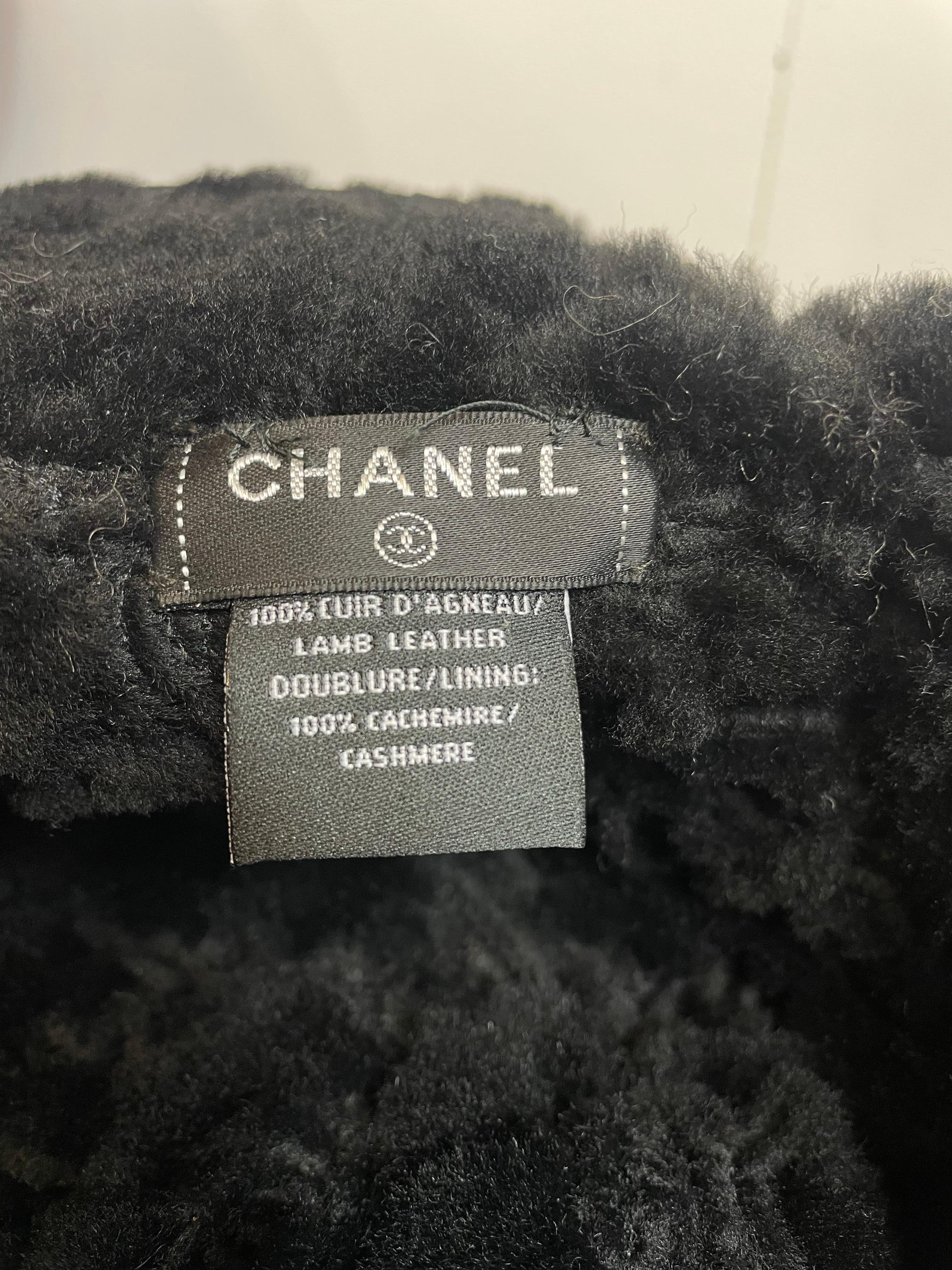 Cappello a secchiello in shearling nero. in vendita 2