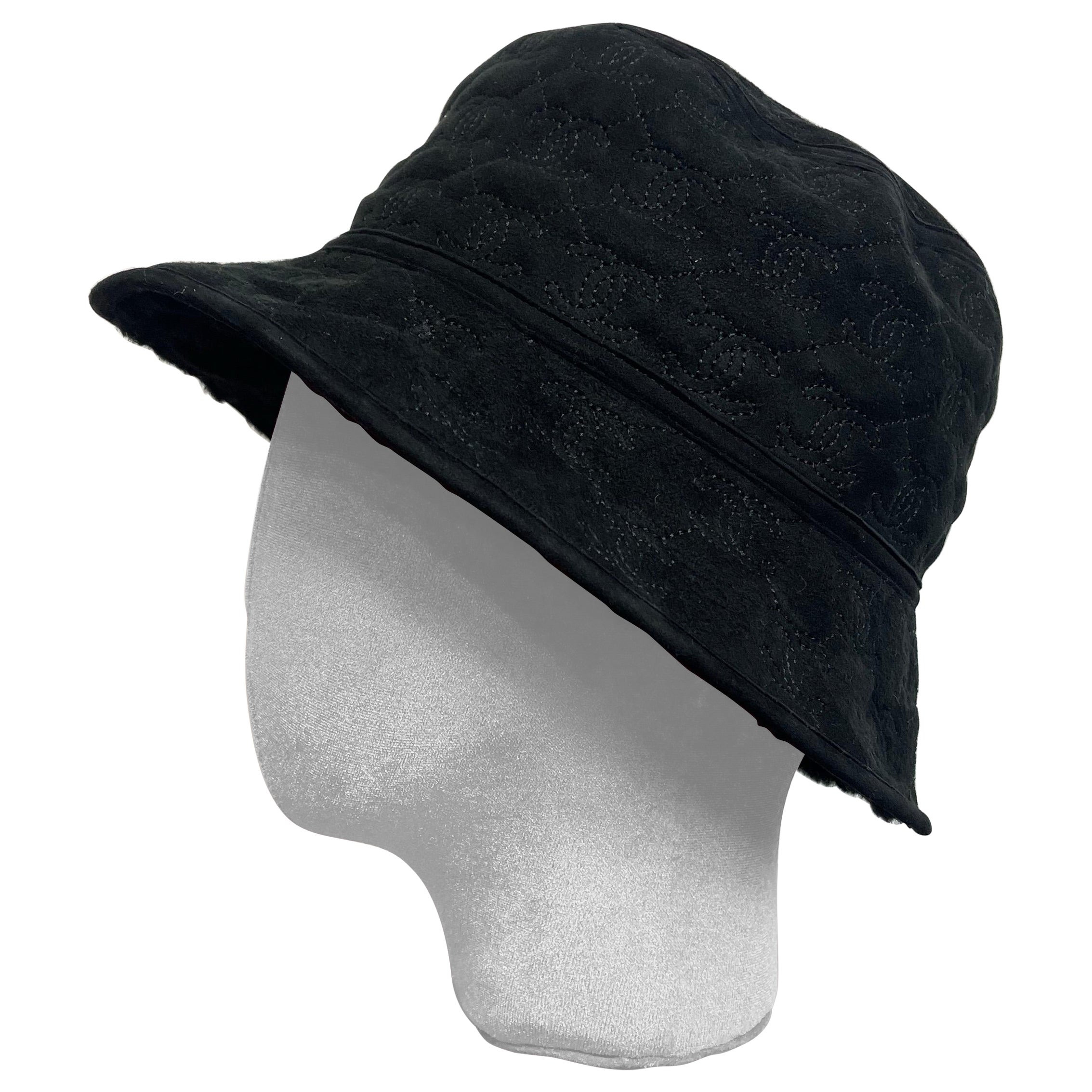 Cappello a secchiello in shearling nero. in vendita
