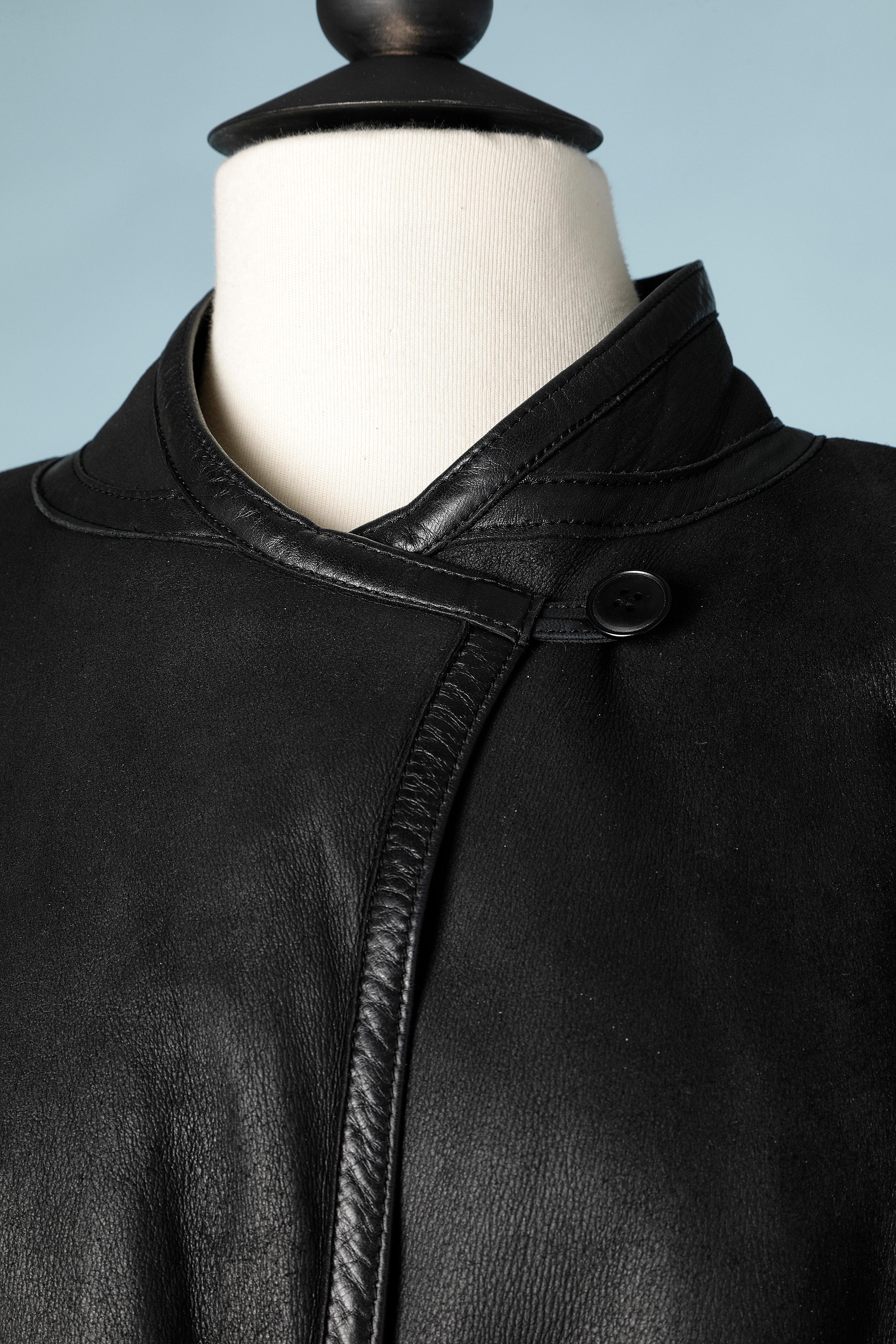Black shearling coat with zip and zipped pockets.
SIZE XL (46 It) 