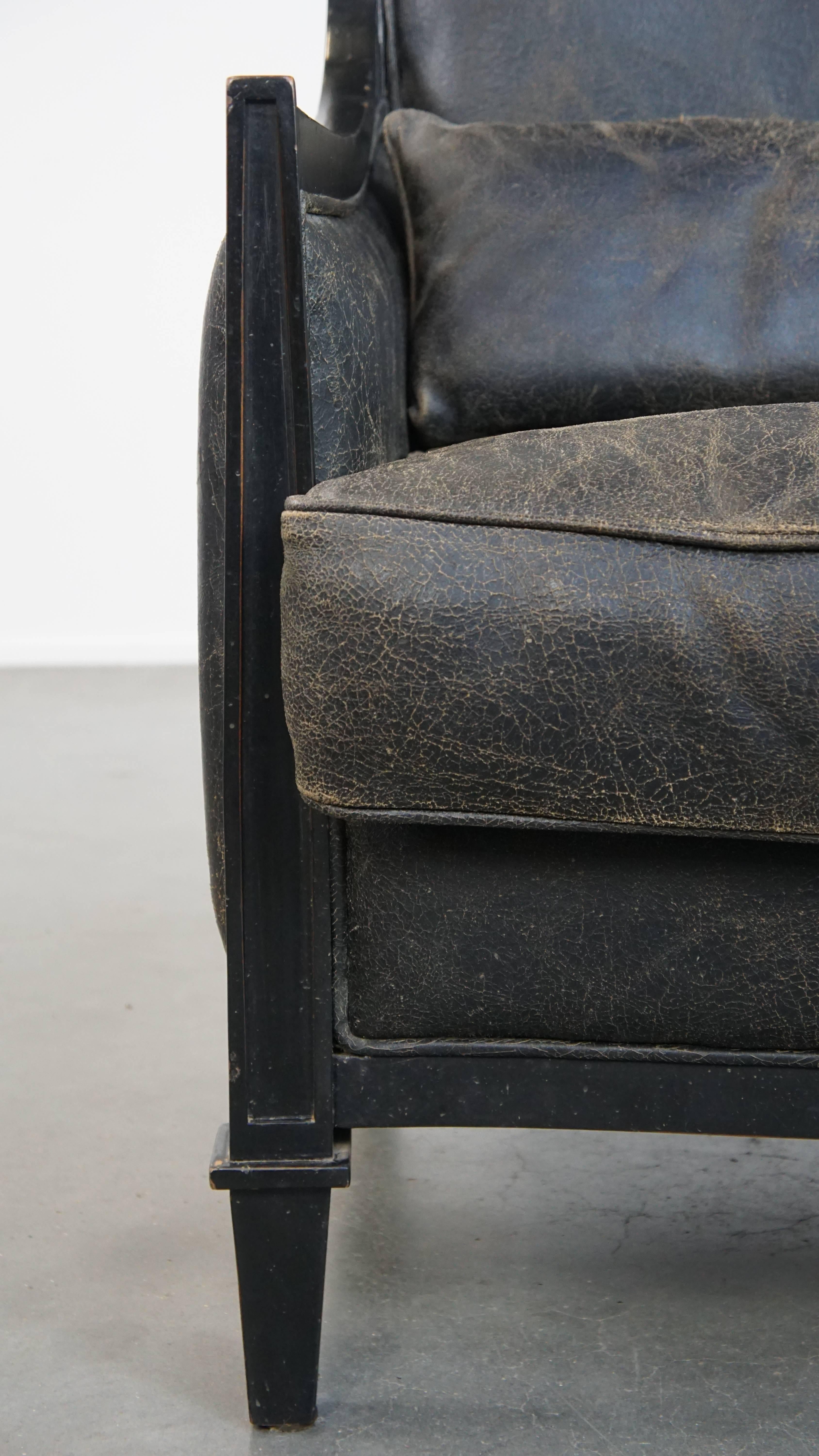 Black cowhide leather and wooden armchair with a timeless Art Deco design For Sale 4