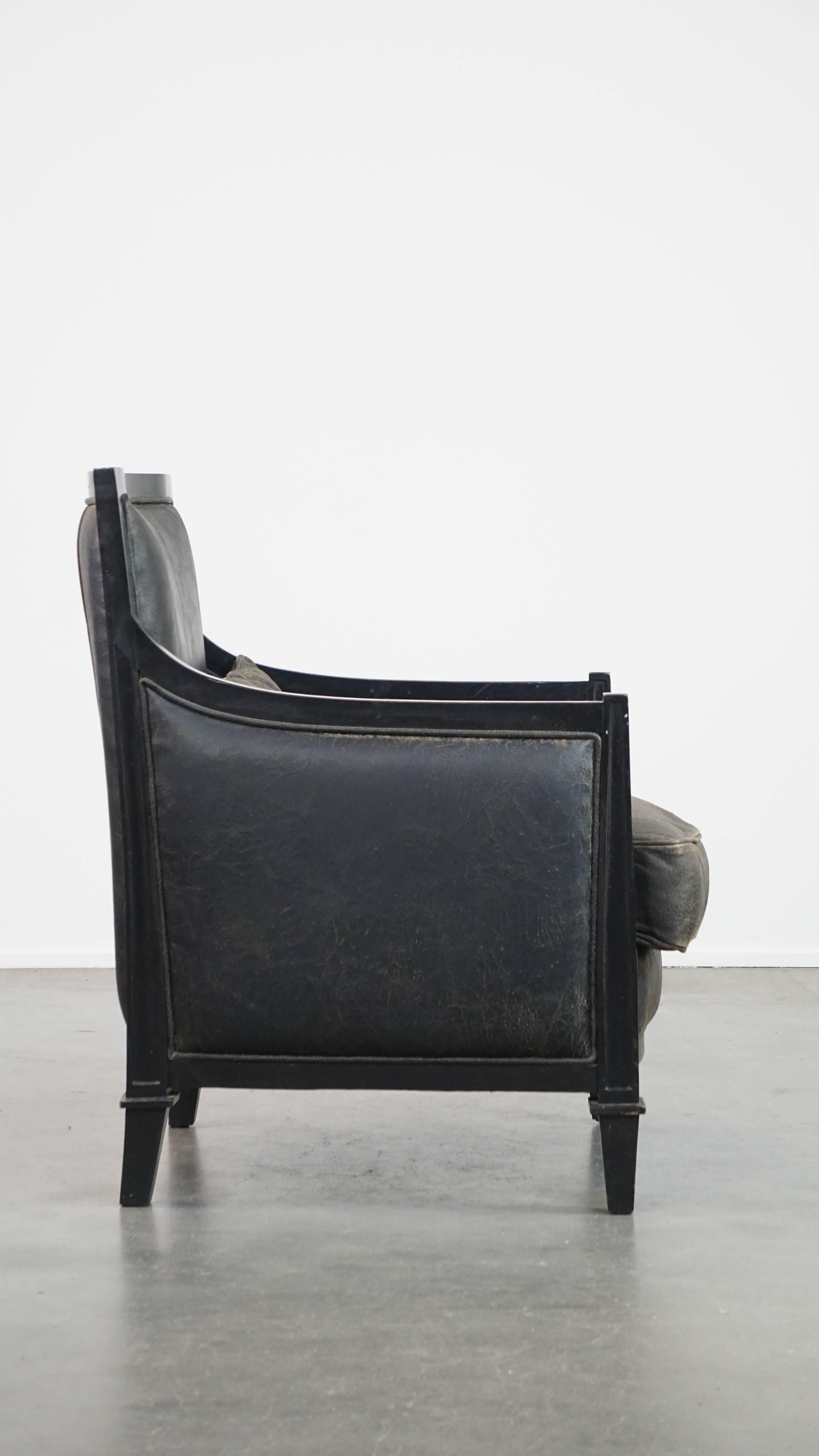 Hand-Crafted Black cowhide leather and wooden armchair with a timeless Art Deco design For Sale